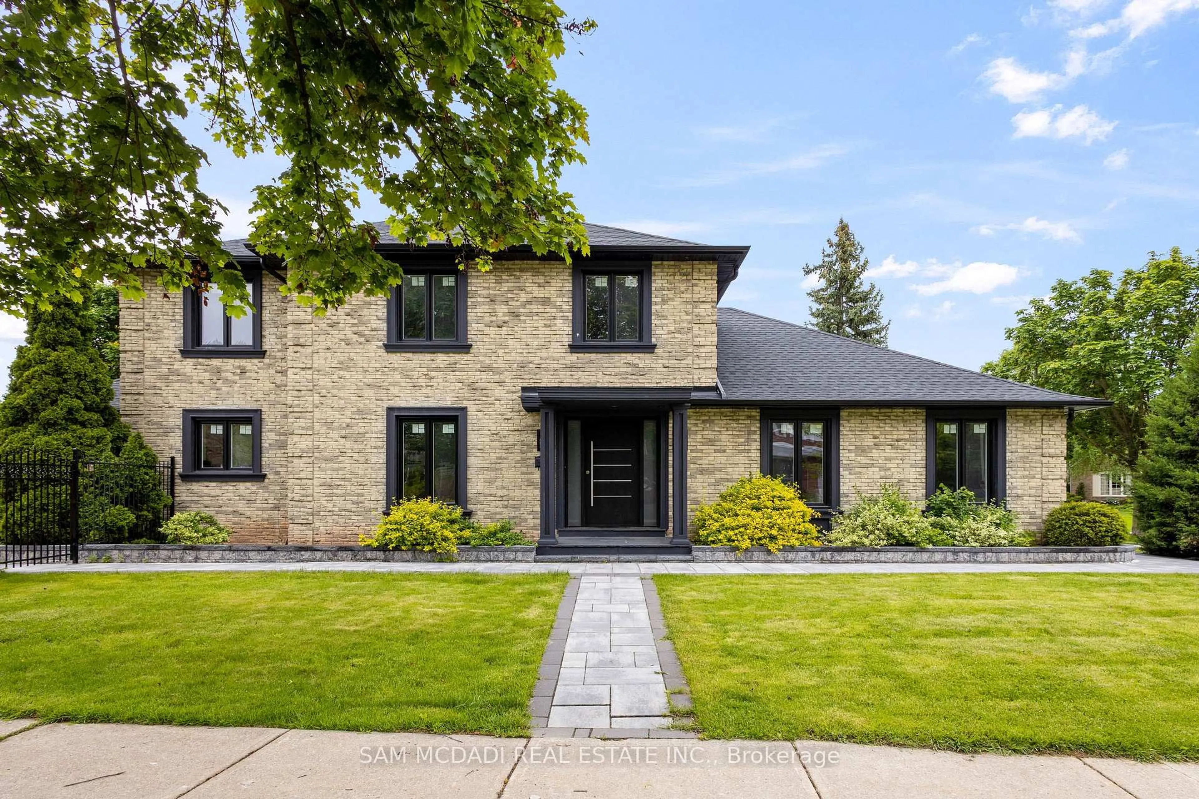 Home with brick exterior material, street for 2535 Robin Dr, Mississauga Ontario L5K 2G2