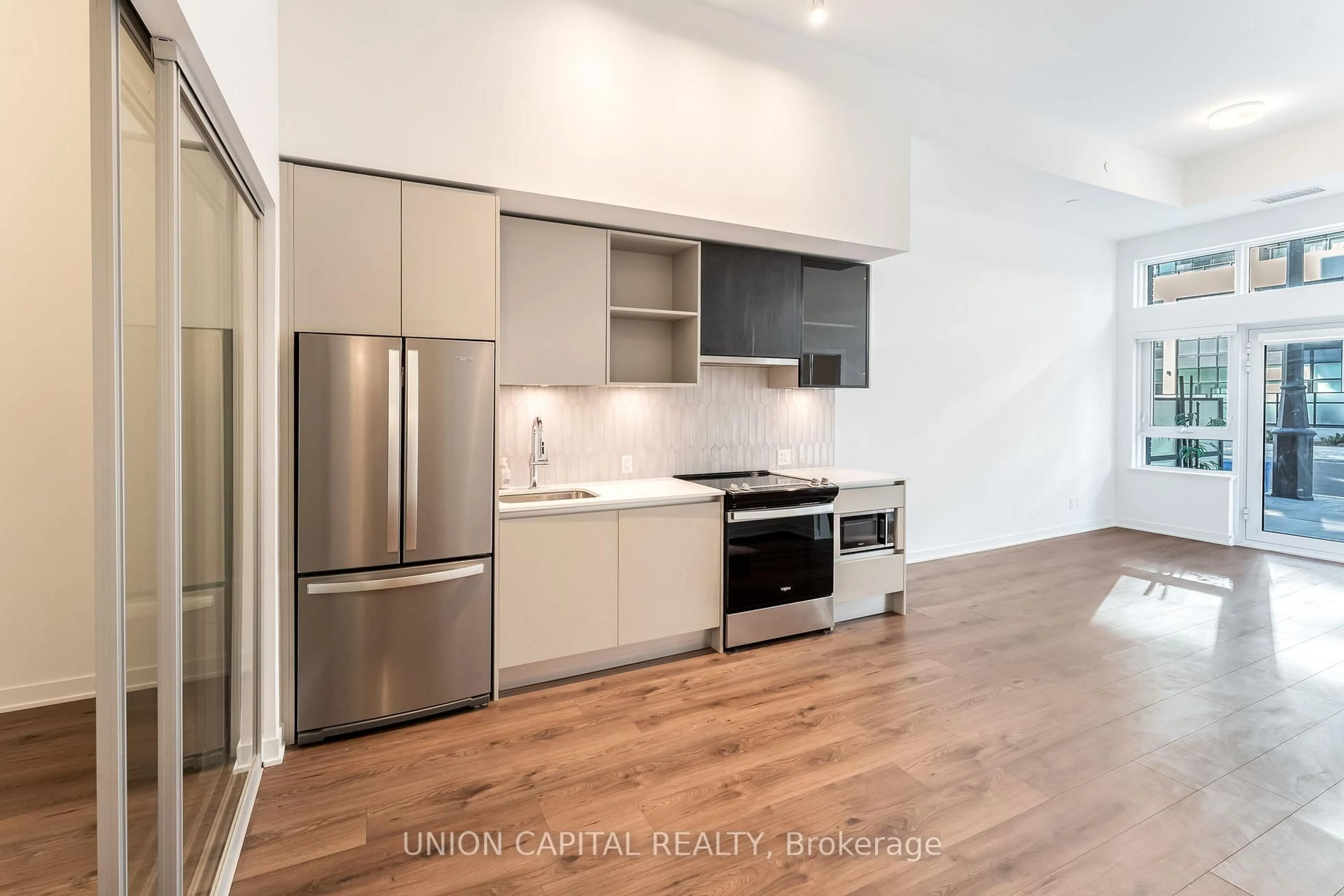Open concept kitchen, wood/laminate floor for 405 Dundas St #114, Oakville Ontario L6M 4P9