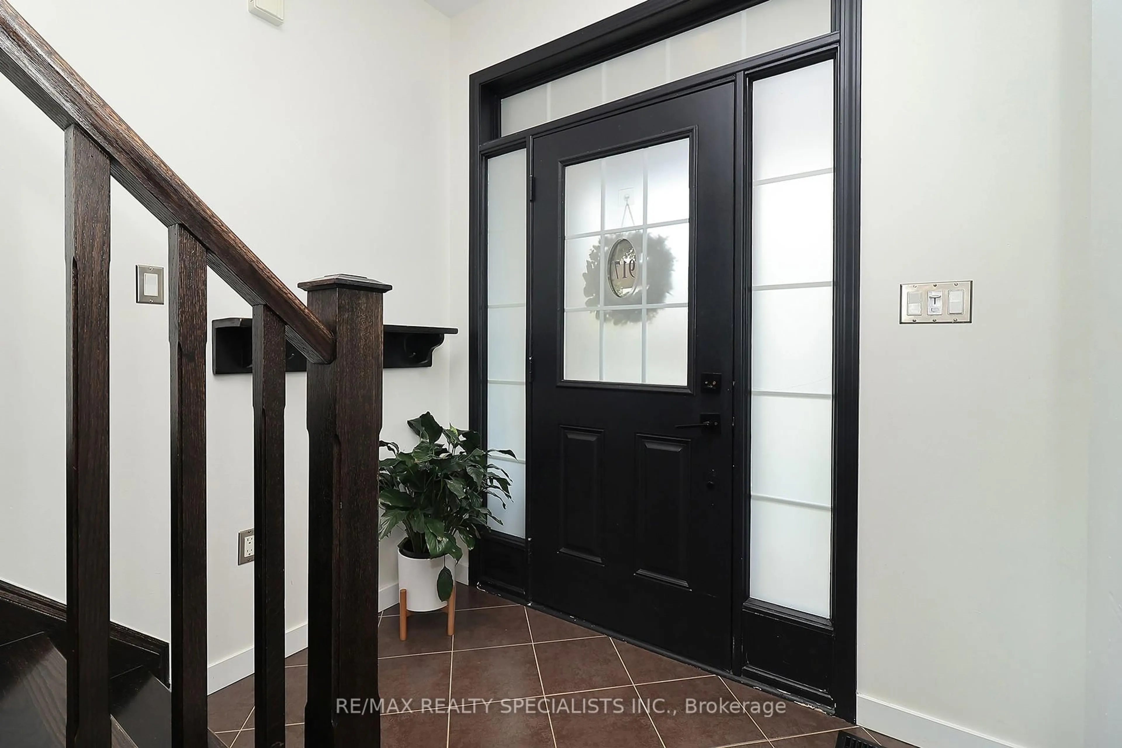 Indoor entryway for 917 MCTRACH Cres, Milton Ontario L9T 1M5