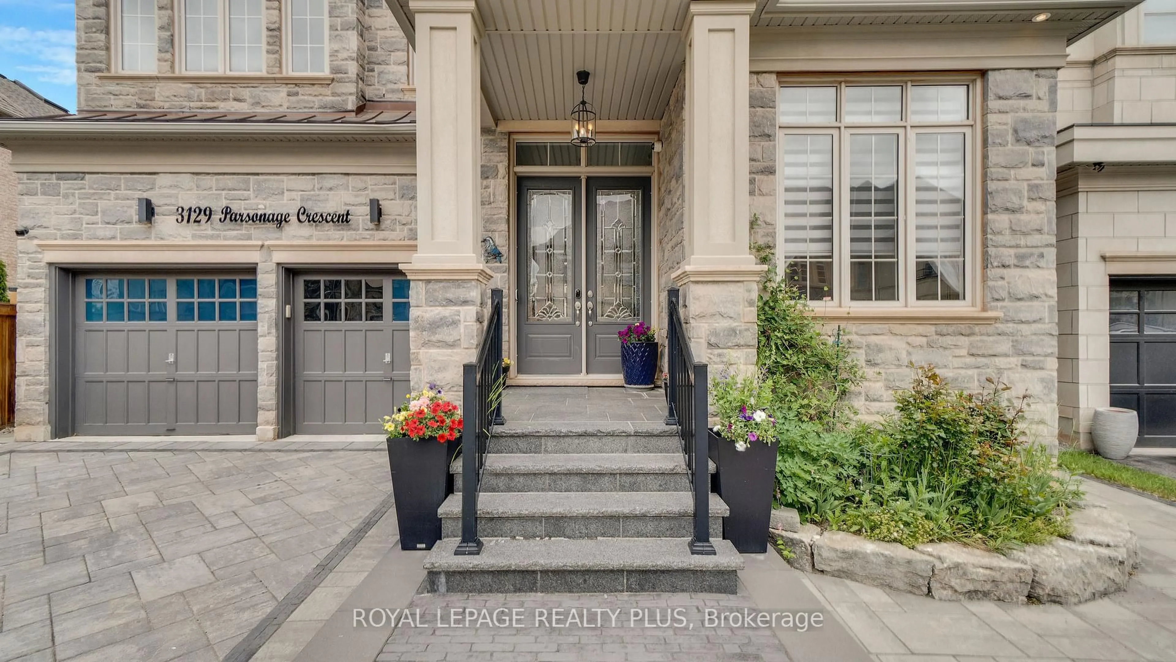 Indoor entryway for 3129 Parsonage Cres, Oakville Ontario L6H 0T9