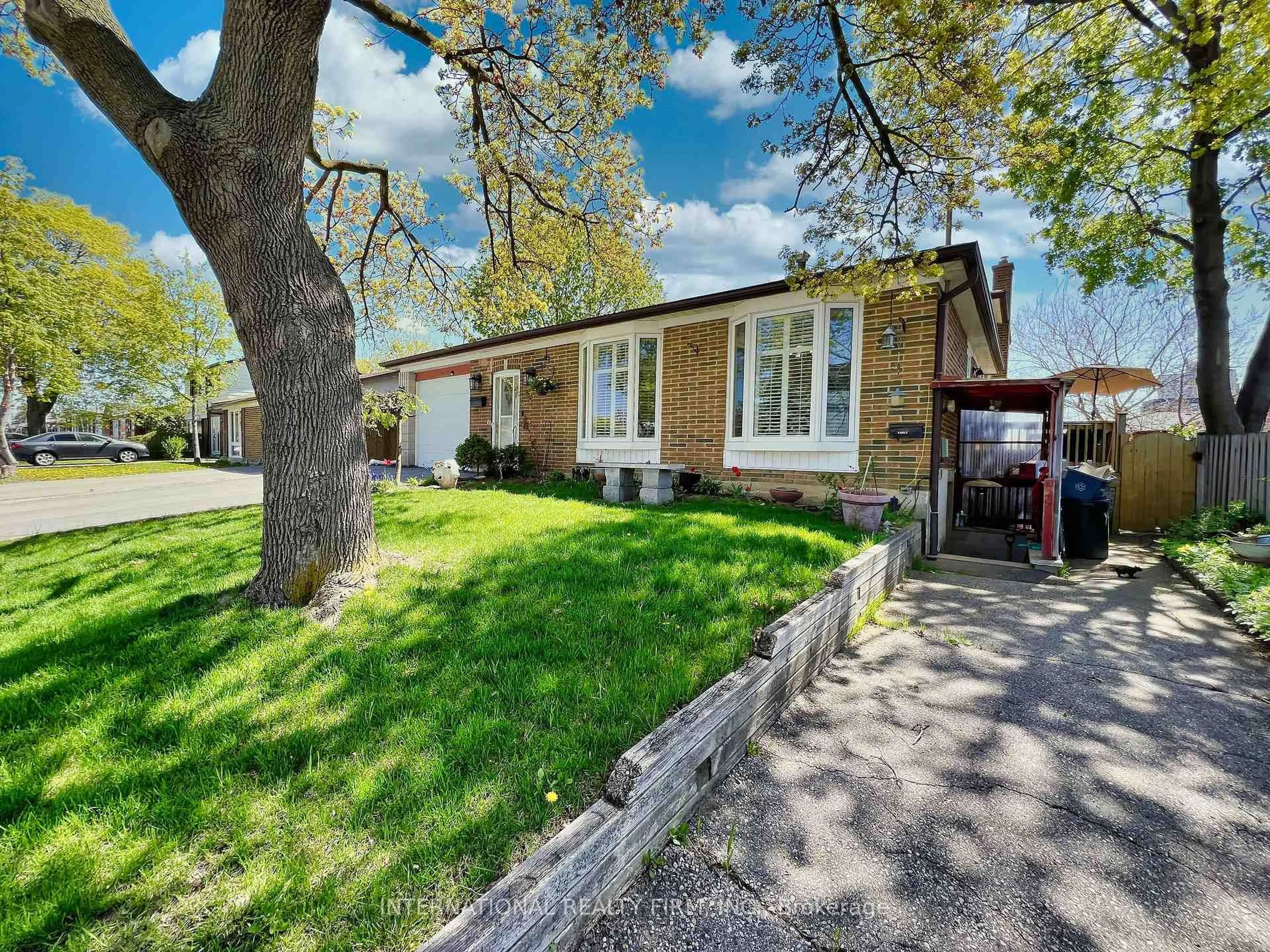 A pic from outside/outdoor area/front of a property/back of a property/a pic from drone, street for 3602 Dunrankin Dr, Mississauga Ontario L4T 1V9
