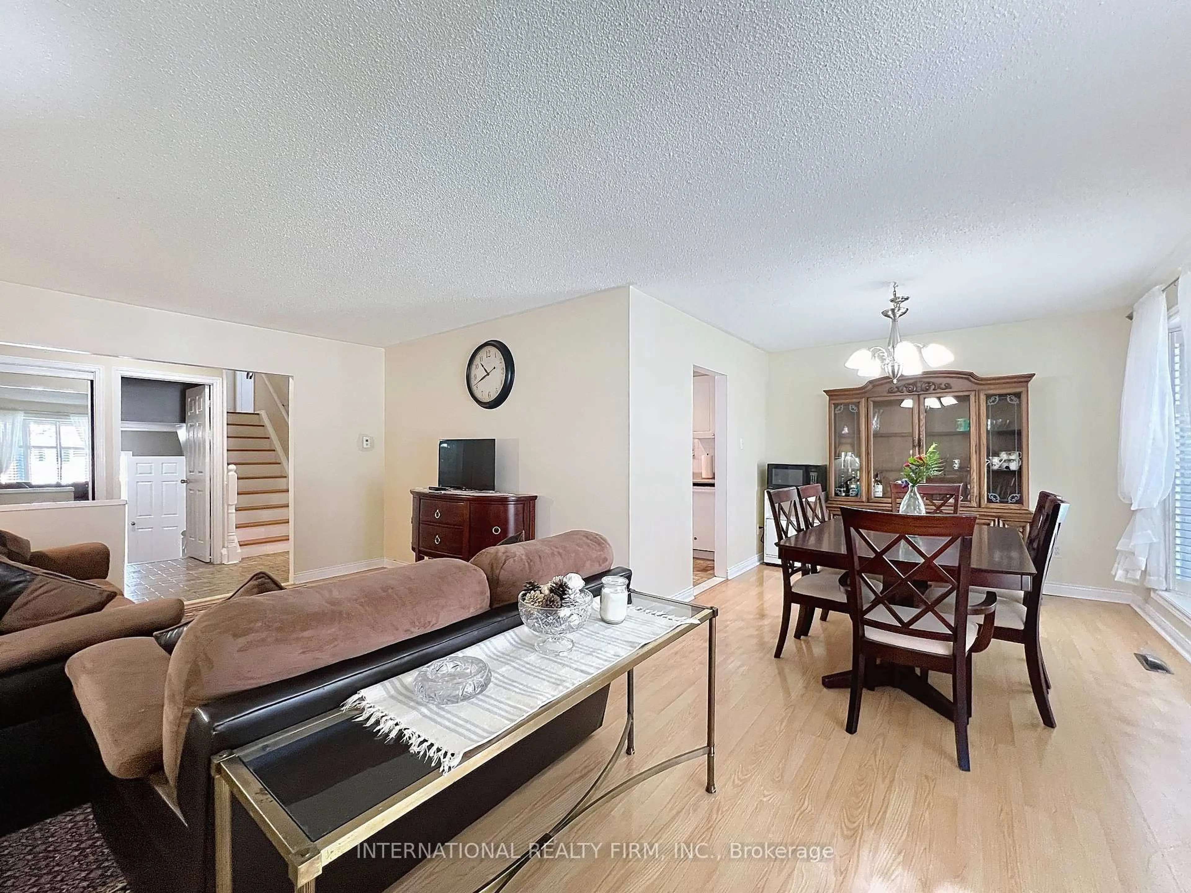 Living room with furniture, wood/laminate floor for 3602 Dunrankin Dr, Mississauga Ontario L4T 1V9