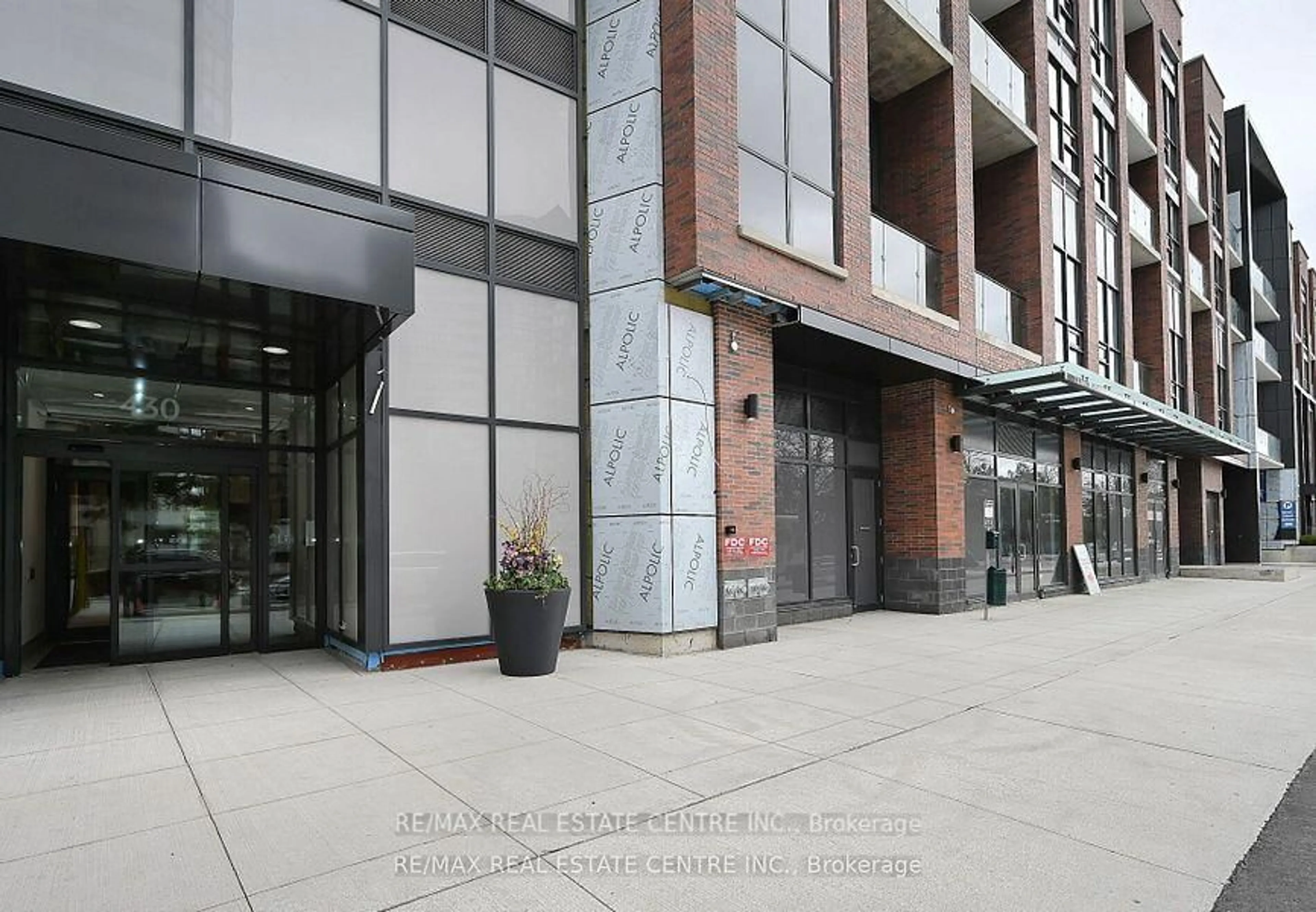 Indoor foyer for 430 Square One Dr #1811, Mississauga Ontario L5B 0L6