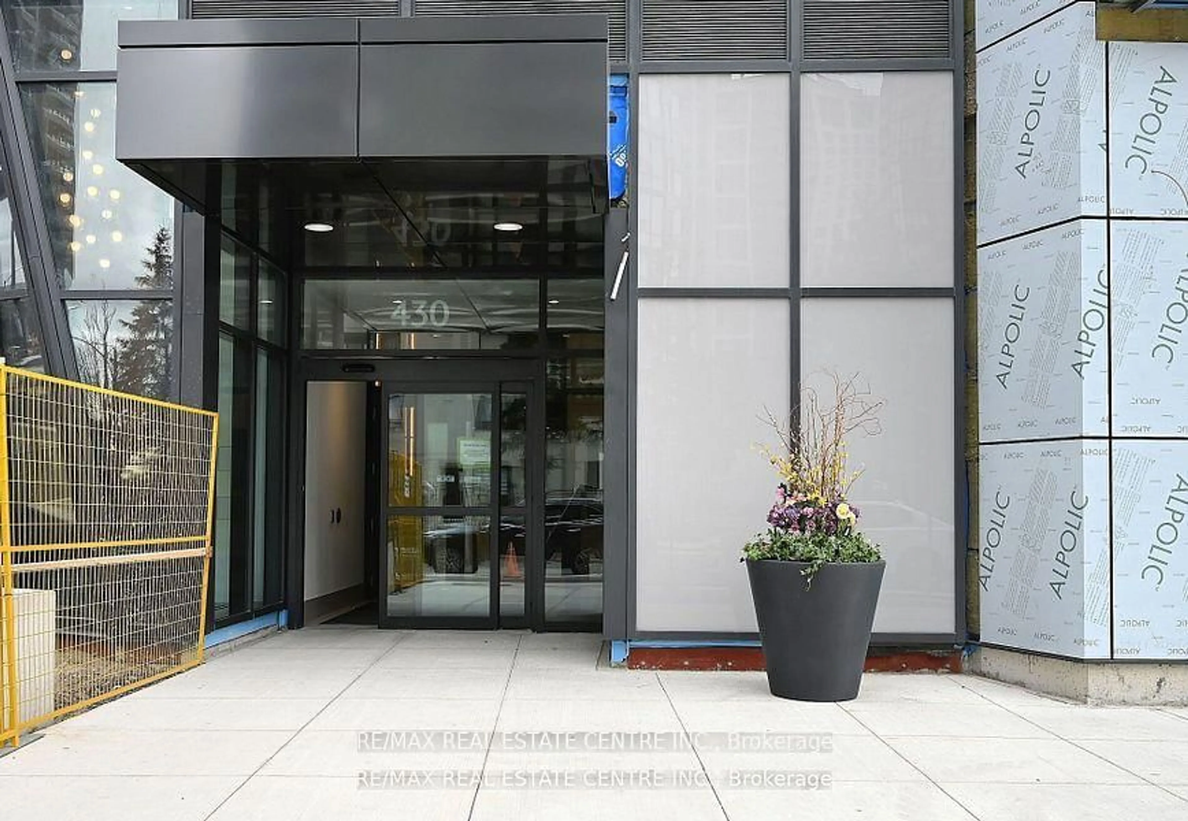 Indoor foyer for 430 Square One Dr #1811, Mississauga Ontario L5B 0L6