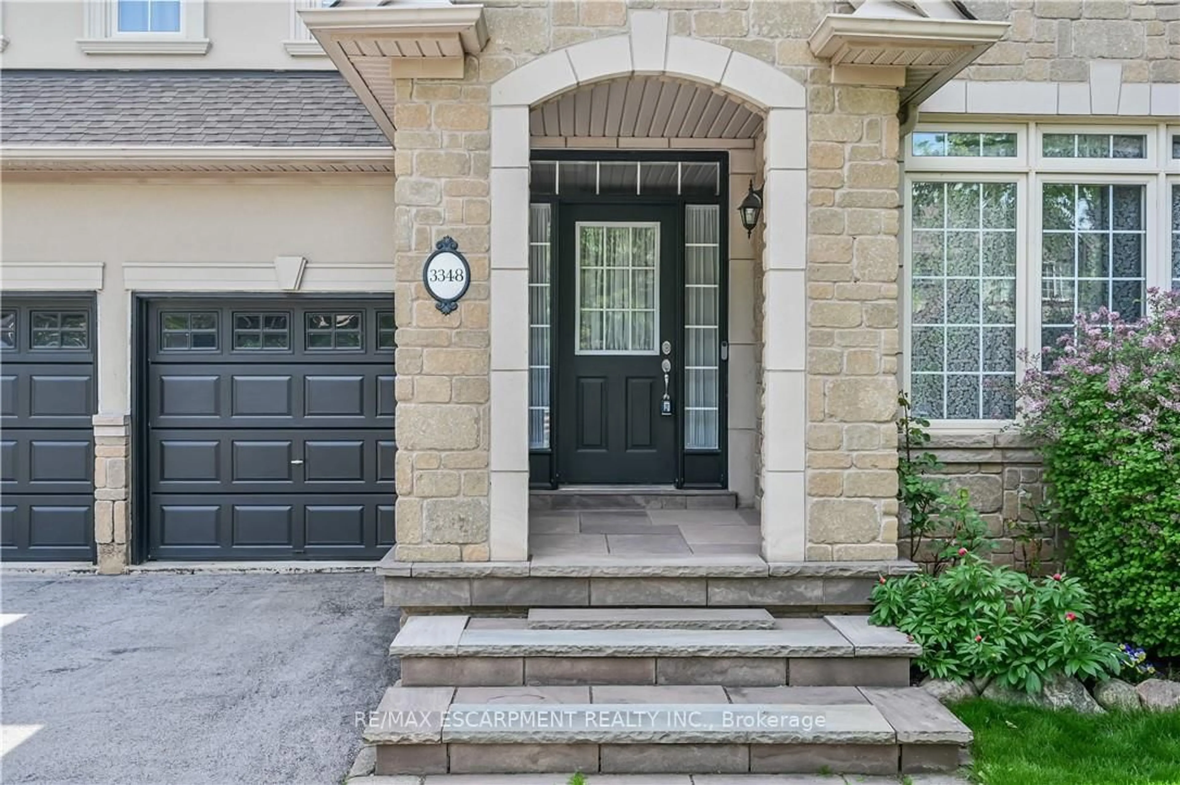 Indoor entryway for 3348 Raspberry Bush Tr, Oakville Ontario L6L 6V2