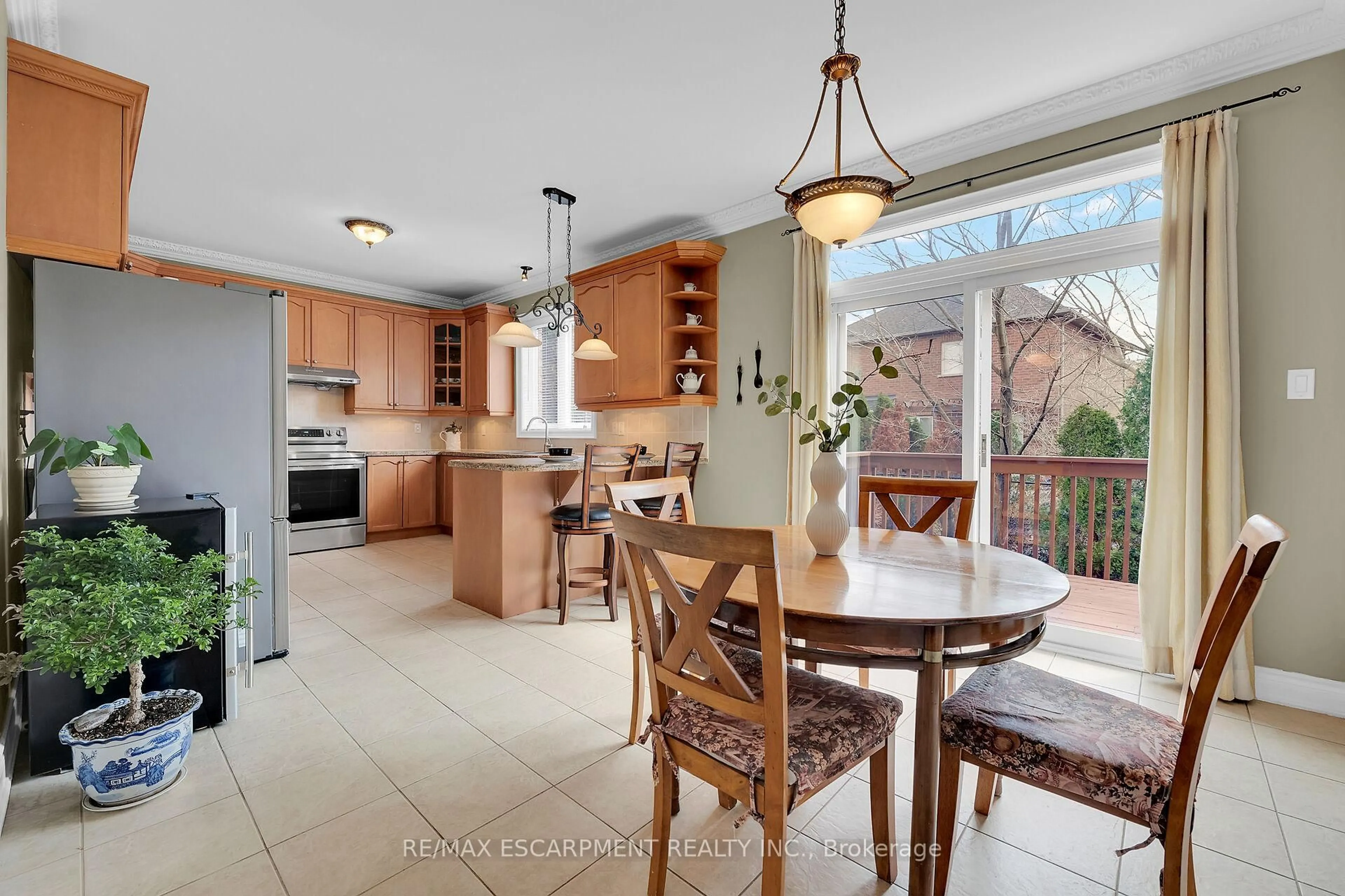 Open concept kitchen, ceramic/tile floor for 3348 Raspberry Bush Tr, Oakville Ontario L6L 6V2
