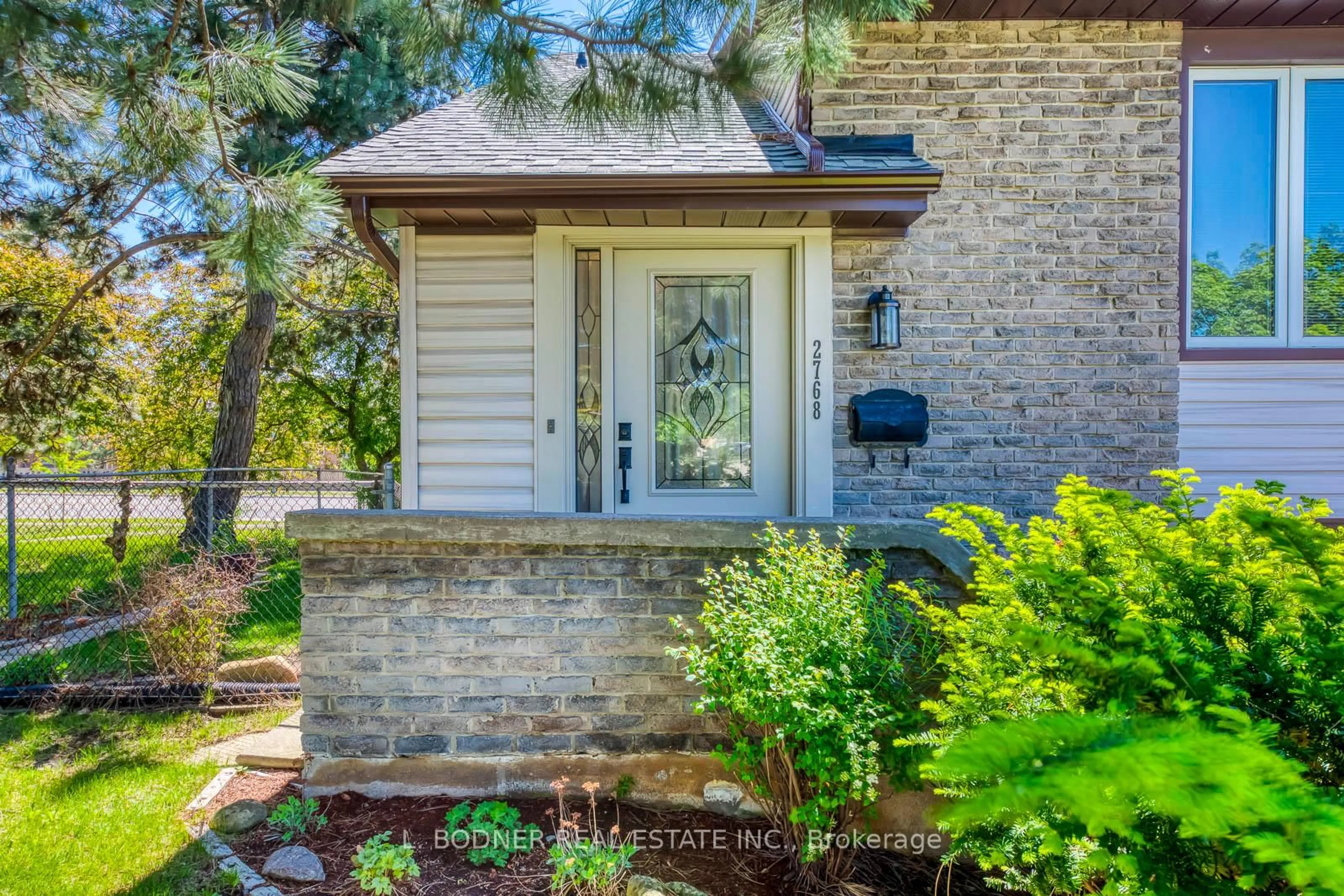Home with brick exterior material, unknown for 2768 Bucklepost Cres, Mississauga Ontario L5N 1X5