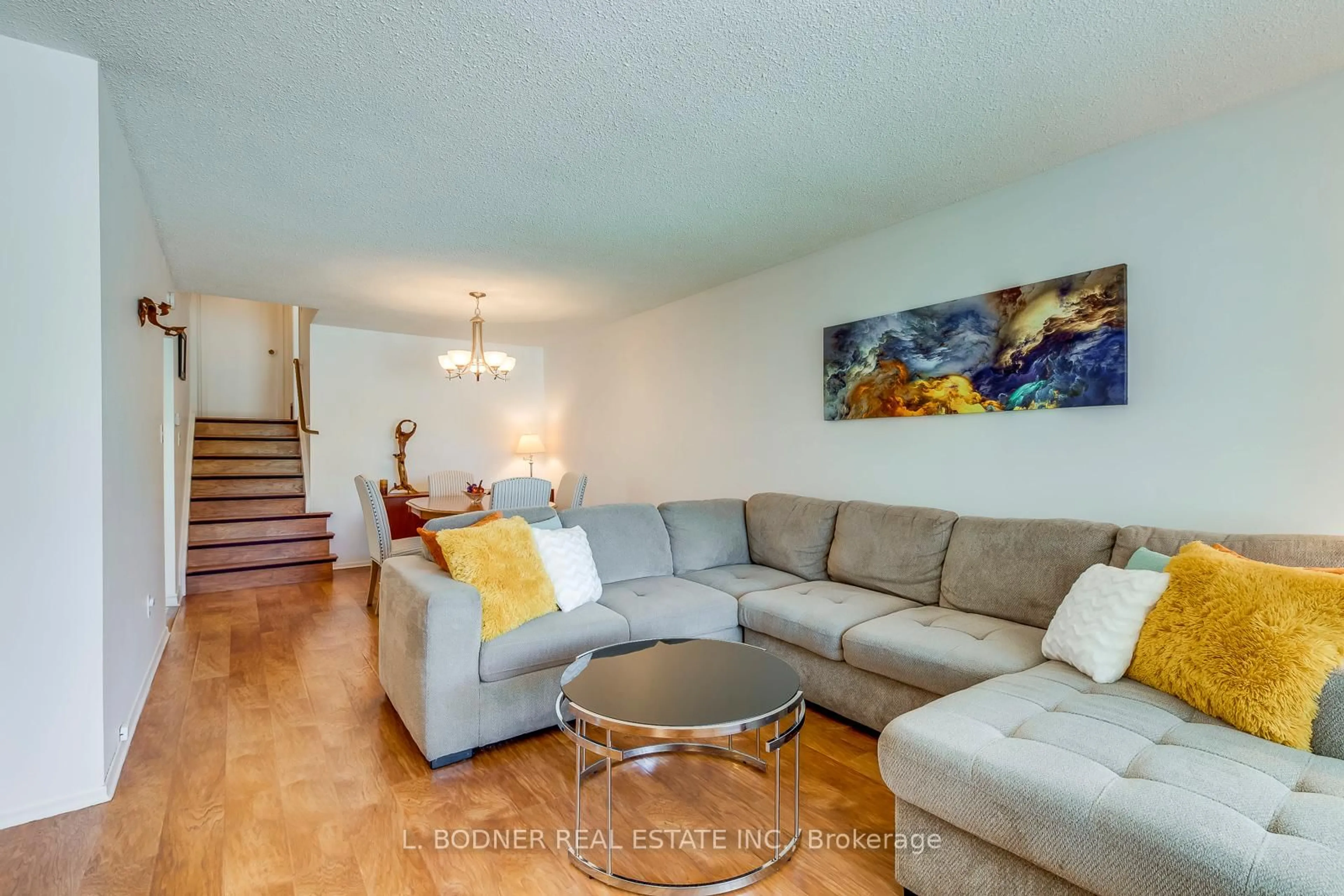 Living room with furniture, wood/laminate floor for 2768 Bucklepost Cres, Mississauga Ontario L5N 1X5