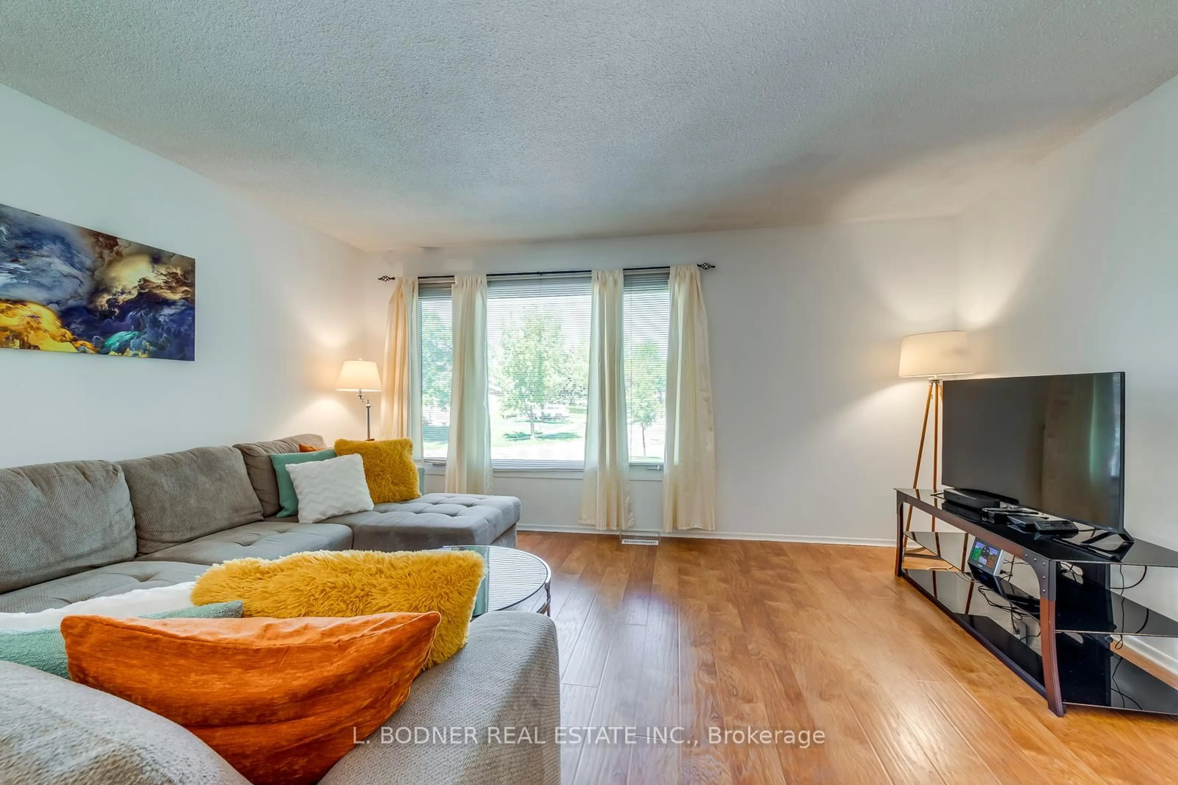 Living room with furniture, wood/laminate floor for 2768 Bucklepost Cres, Mississauga Ontario L5N 1X5