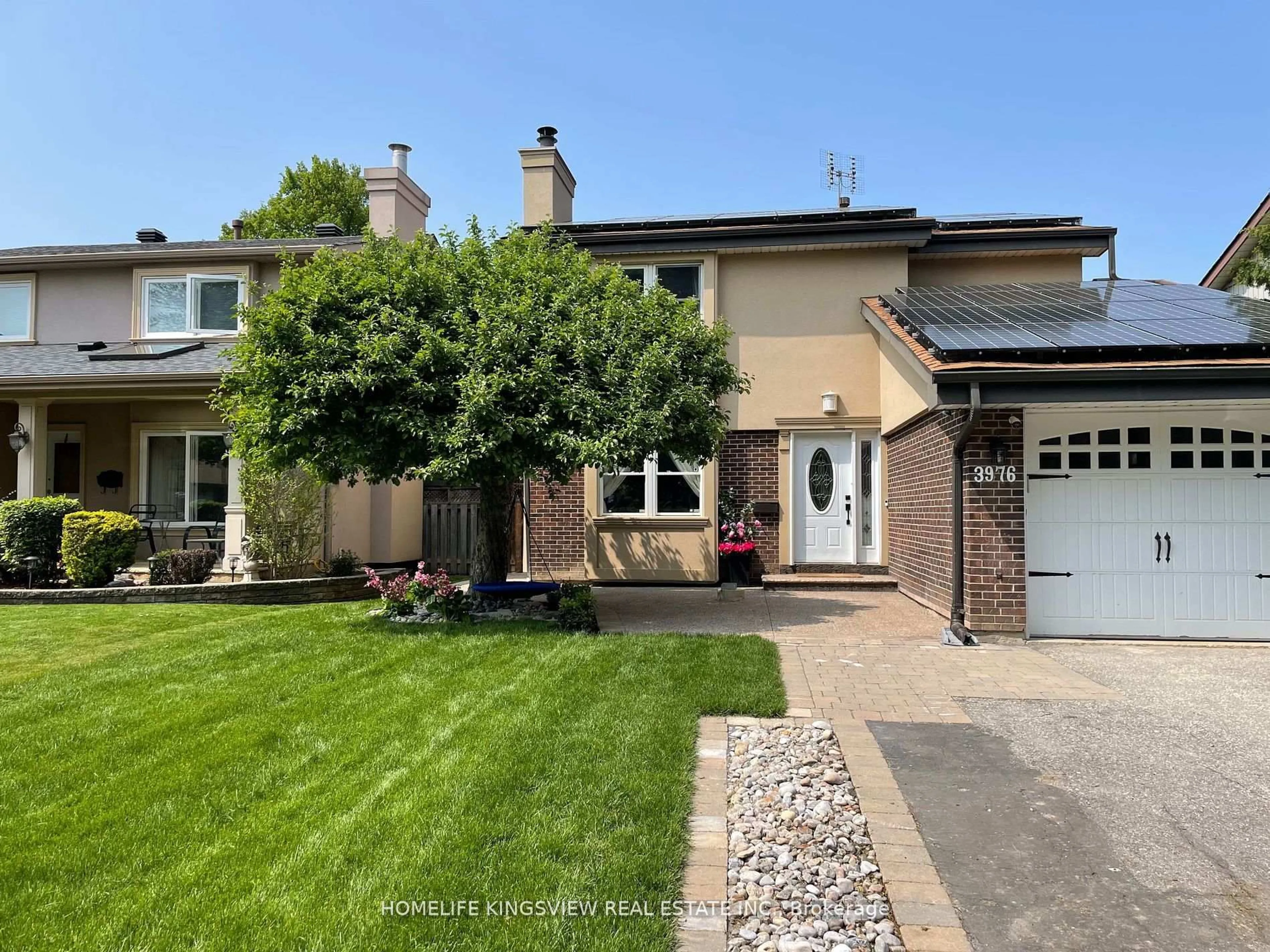 A pic from outside/outdoor area/front of a property/back of a property/a pic from drone, street for 3976 TAFFEY Cres, Mississauga Ontario L5L 2A7