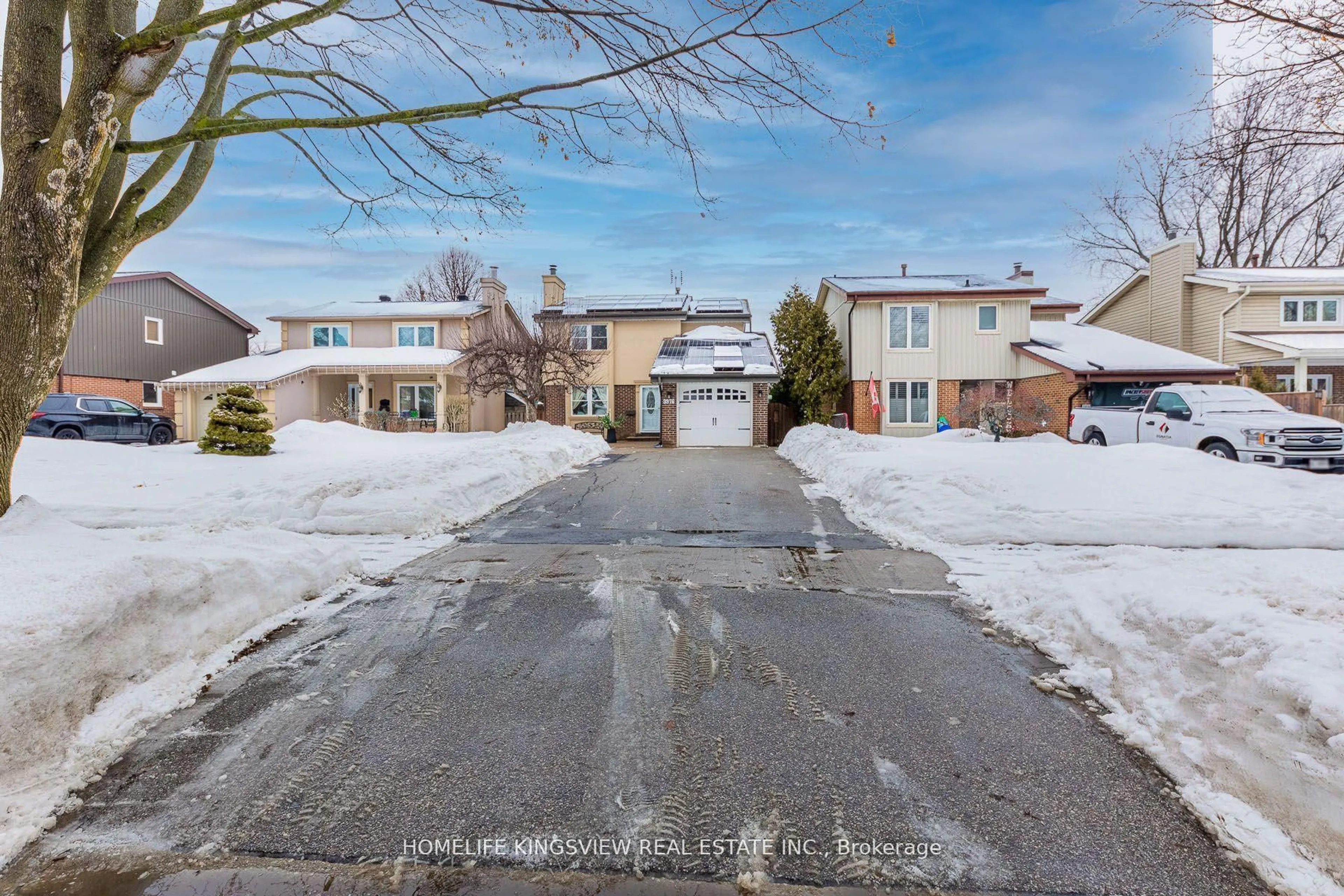 A pic from outside/outdoor area/front of a property/back of a property/a pic from drone, street for 3976 TAFFEY Cres, Mississauga Ontario L5L 2A7