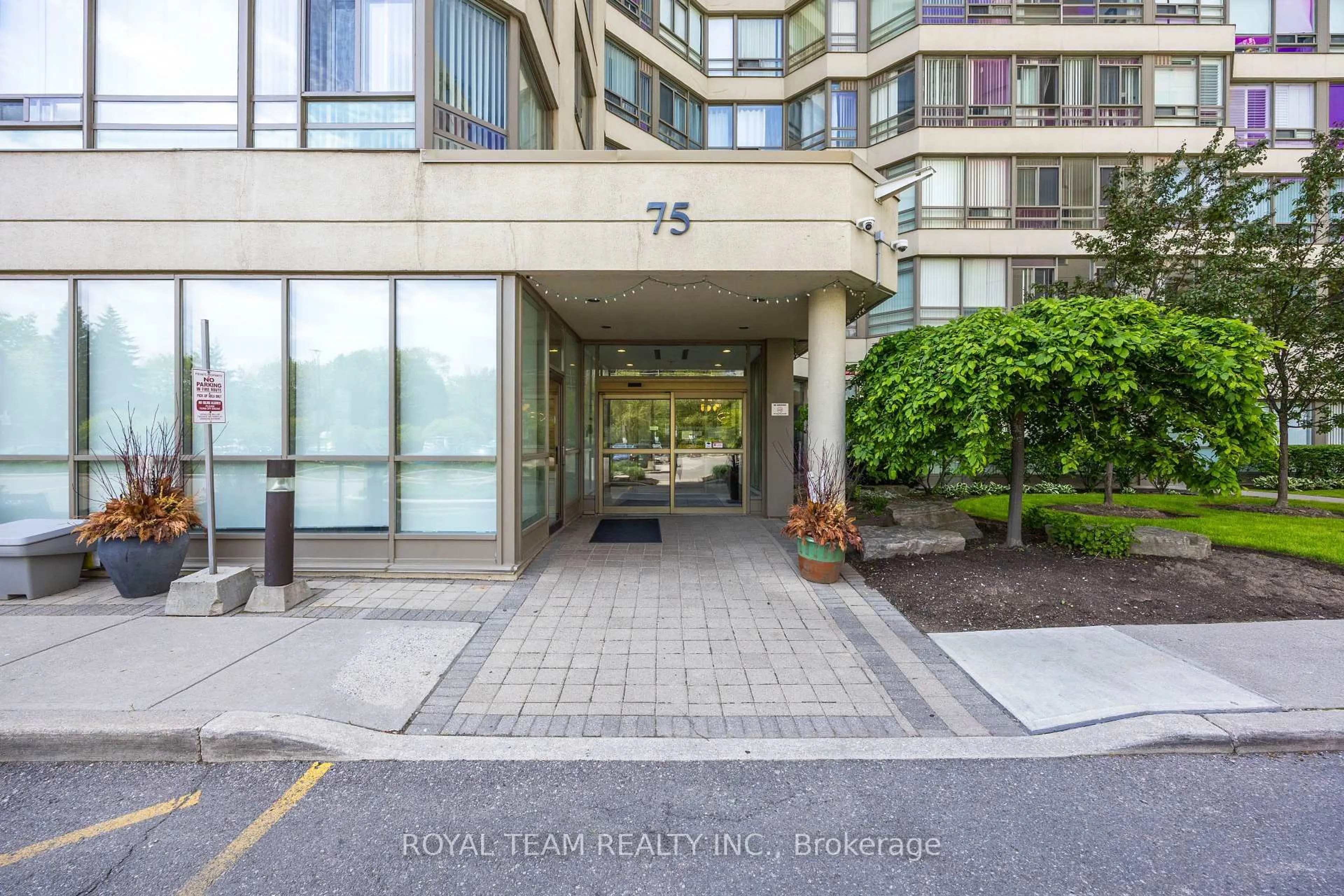 Indoor foyer for 75 King St #1403, Mississauga Ontario L5A 4G5