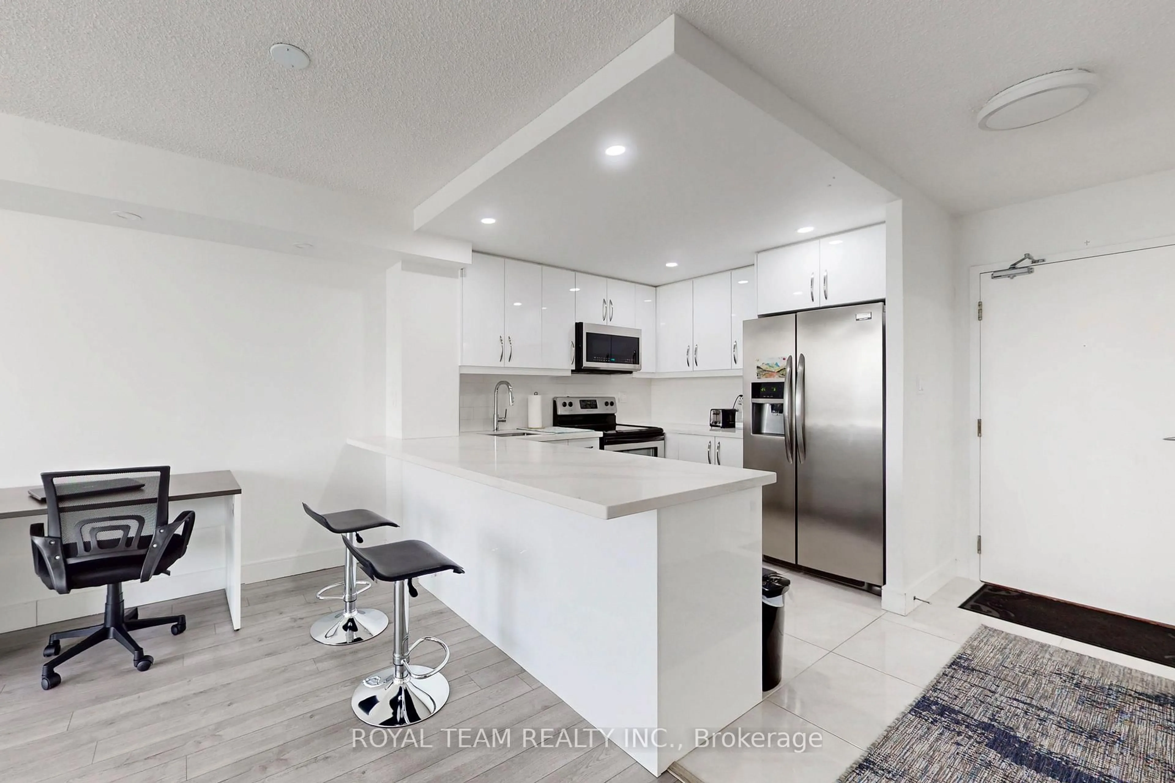Open concept kitchen, ceramic/tile floor for 75 King St #1403, Mississauga Ontario L5A 4G5