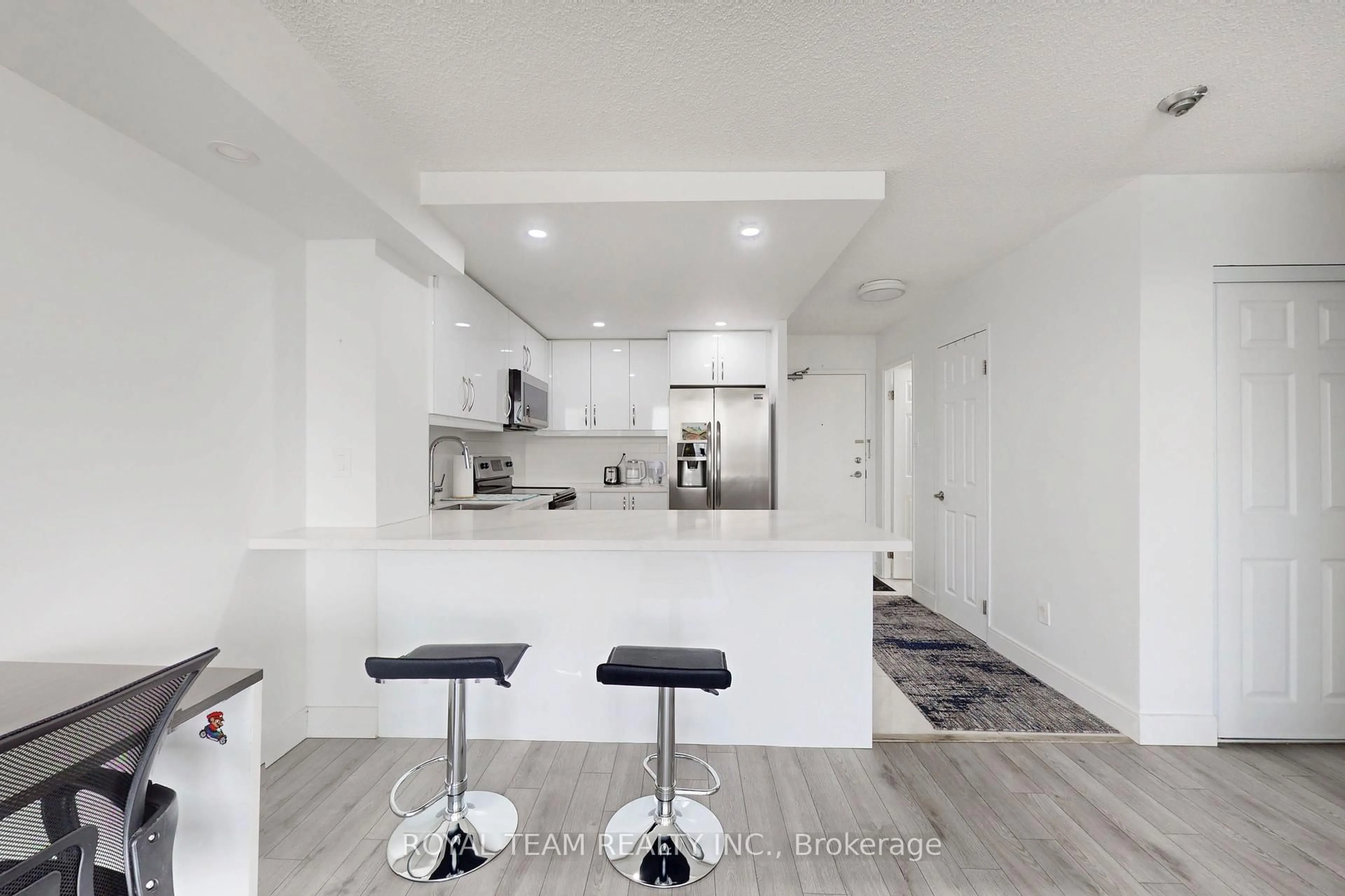 Open concept kitchen, unknown for 75 King St #1403, Mississauga Ontario L5A 4G5