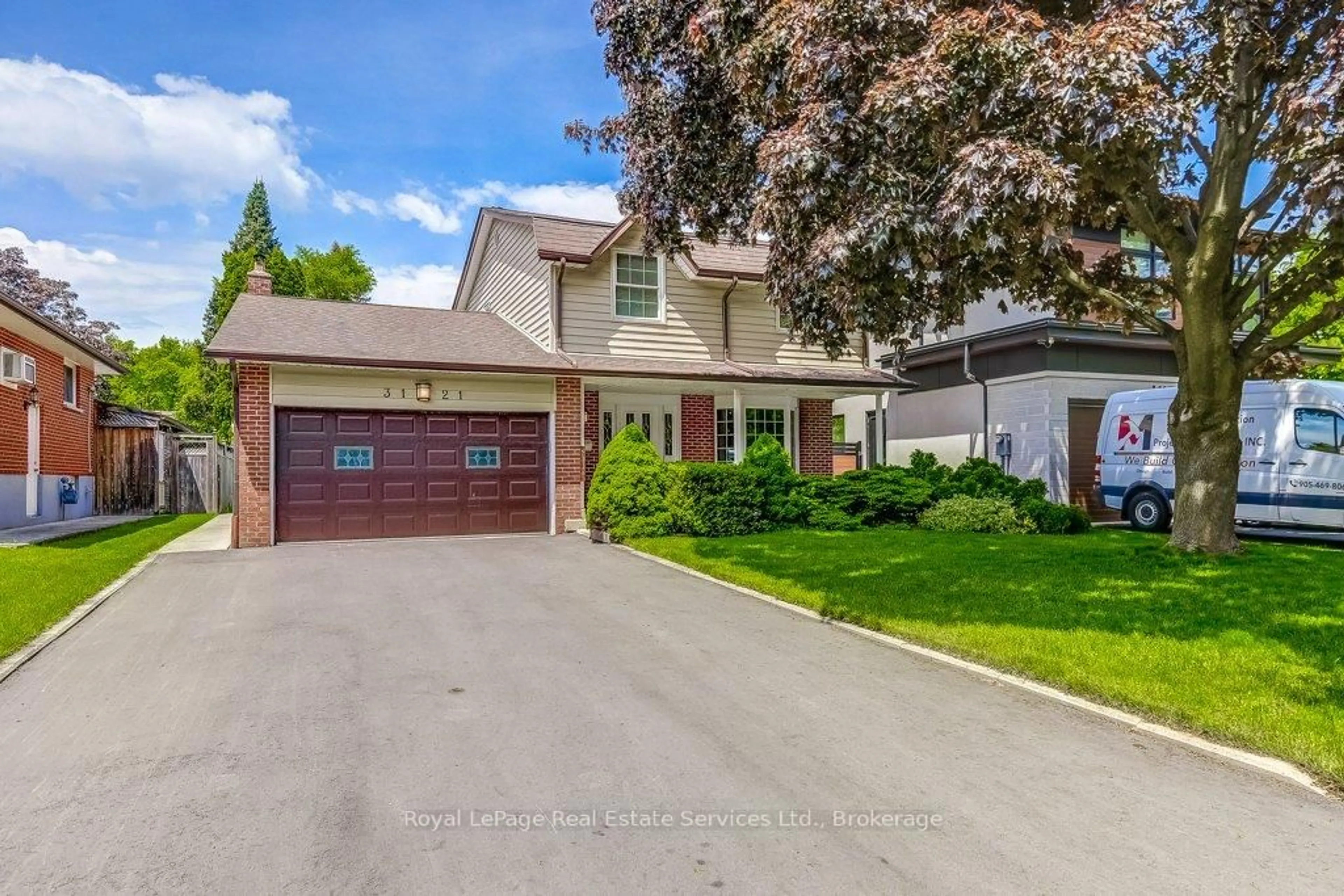 A pic from outside/outdoor area/front of a property/back of a property/a pic from drone, street for 3121 Victoria St, Oakville Ontario L6L 1K3