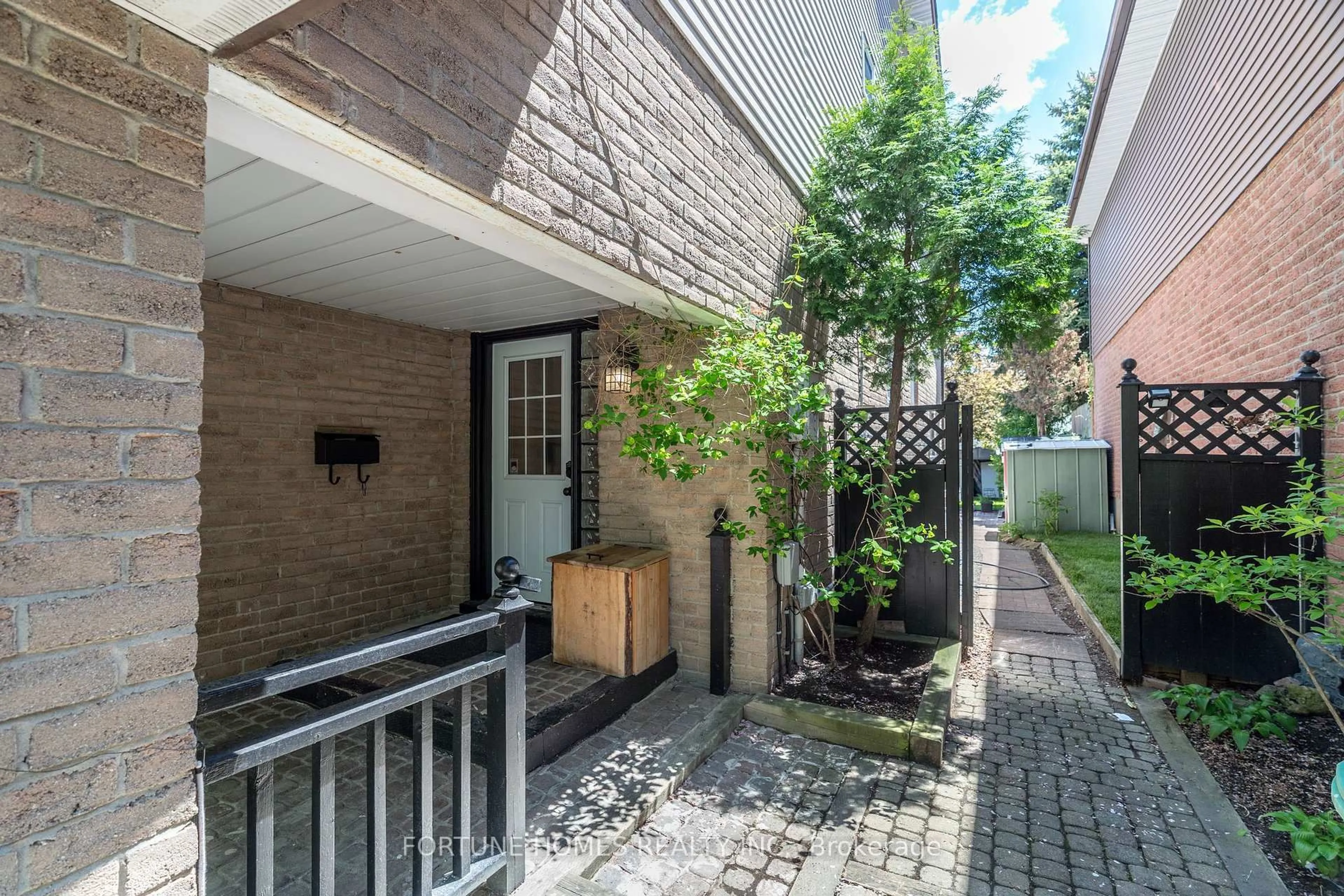 Patio, street for 21 Garden Ave, Brampton Ontario L6X 1M4