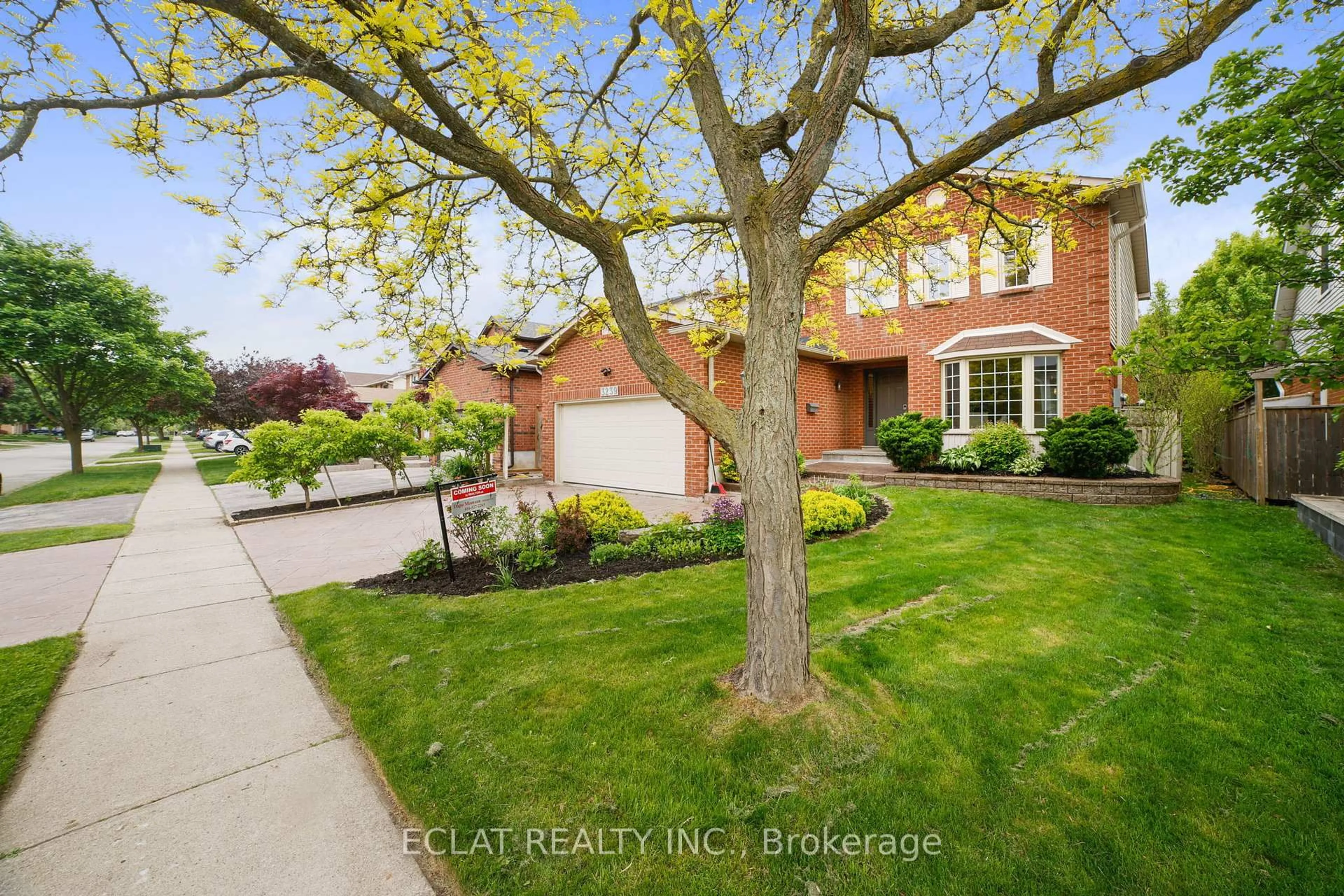 A pic from outside/outdoor area/front of a property/back of a property/a pic from drone, street for 3239 Appollo Rd, Burlington Ontario L7M 2M8