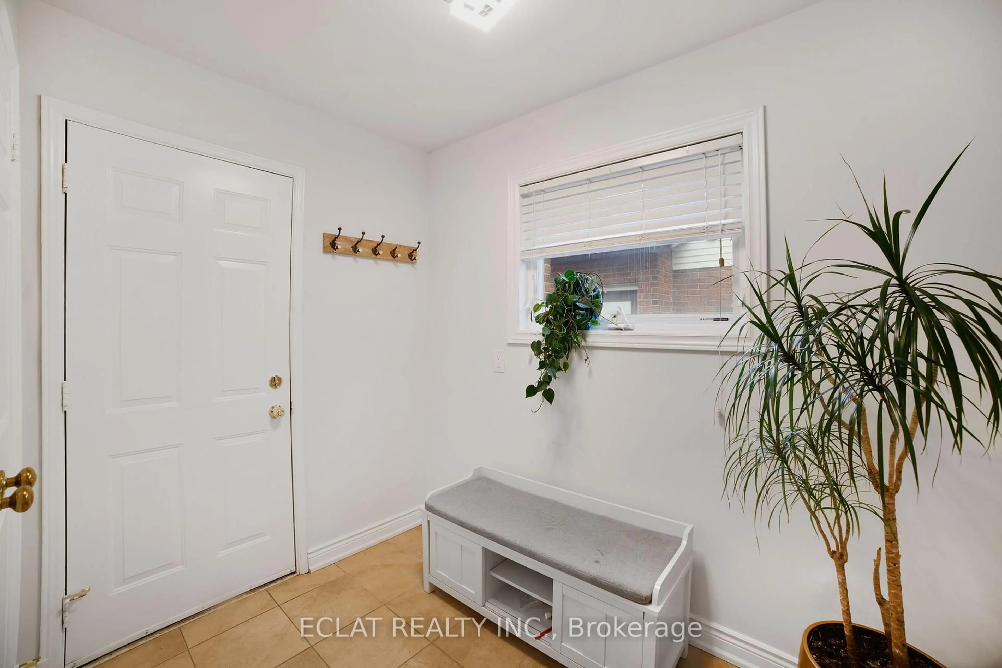 Indoor entryway for 3239 Appollo Rd, Burlington Ontario L7M 2M8