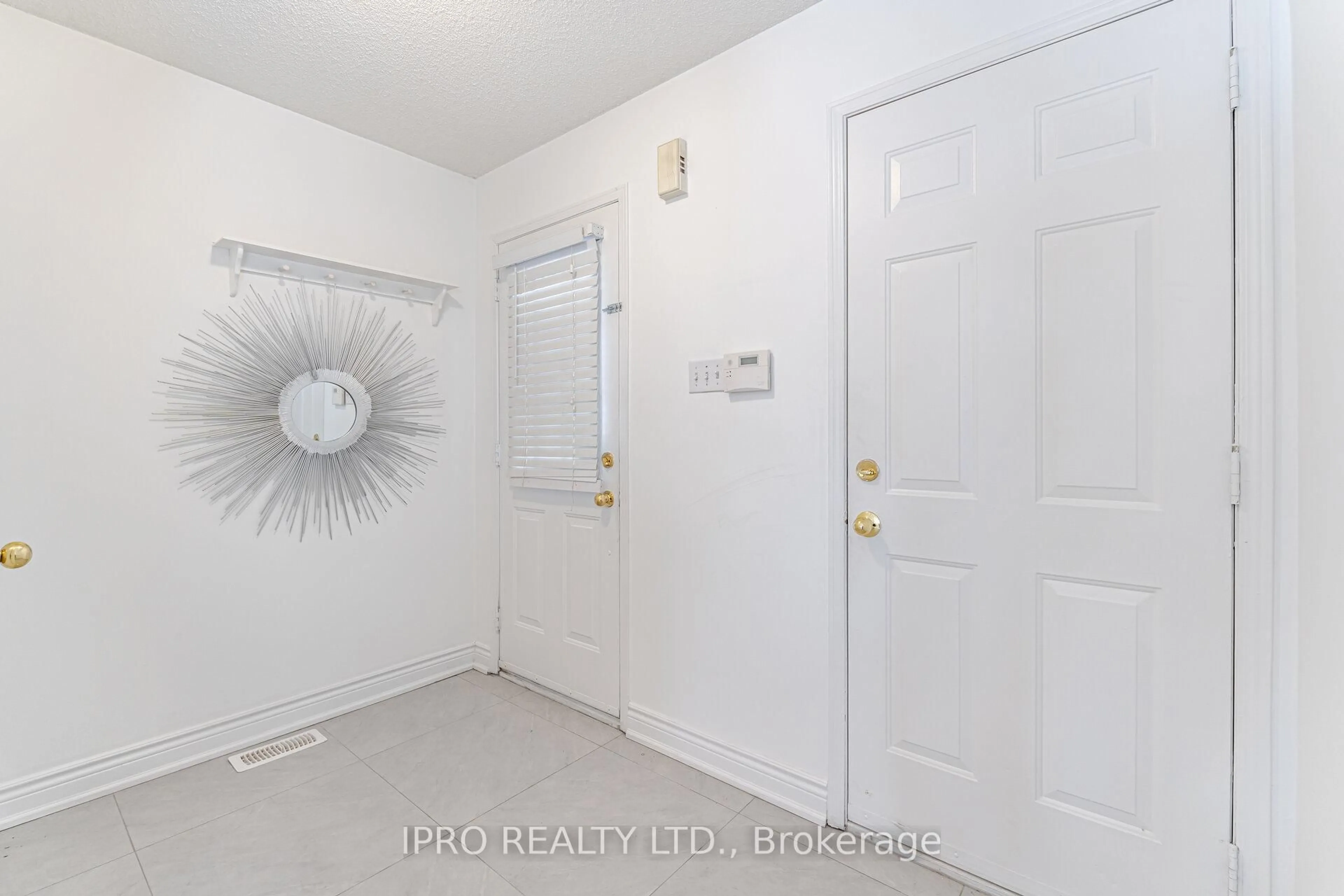 Indoor entryway for 5410 Sweetgrass Gate, Mississauga Ontario L5V 2N2