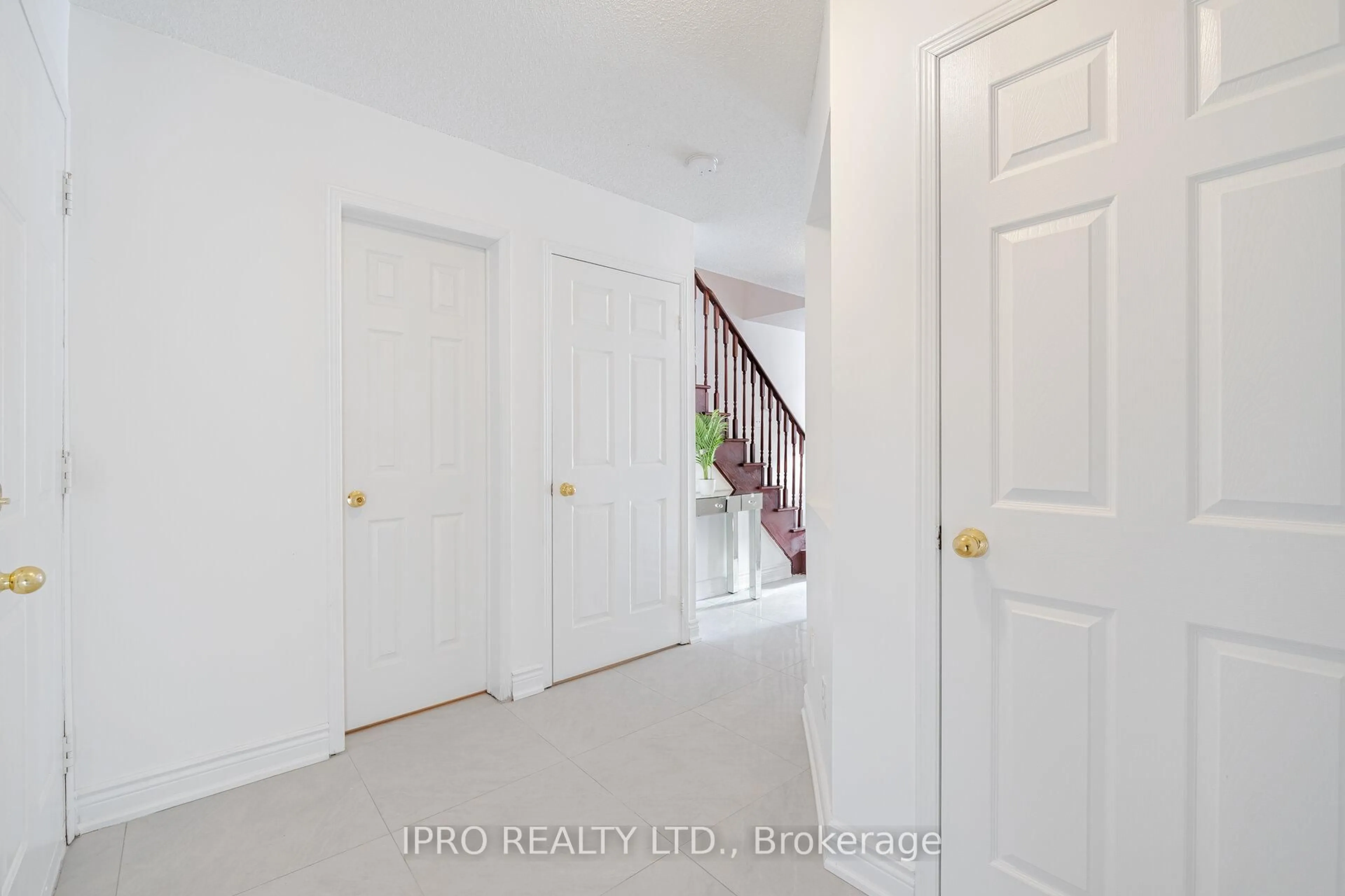 Indoor entryway for 5410 Sweetgrass Gate, Mississauga Ontario L5V 2N2