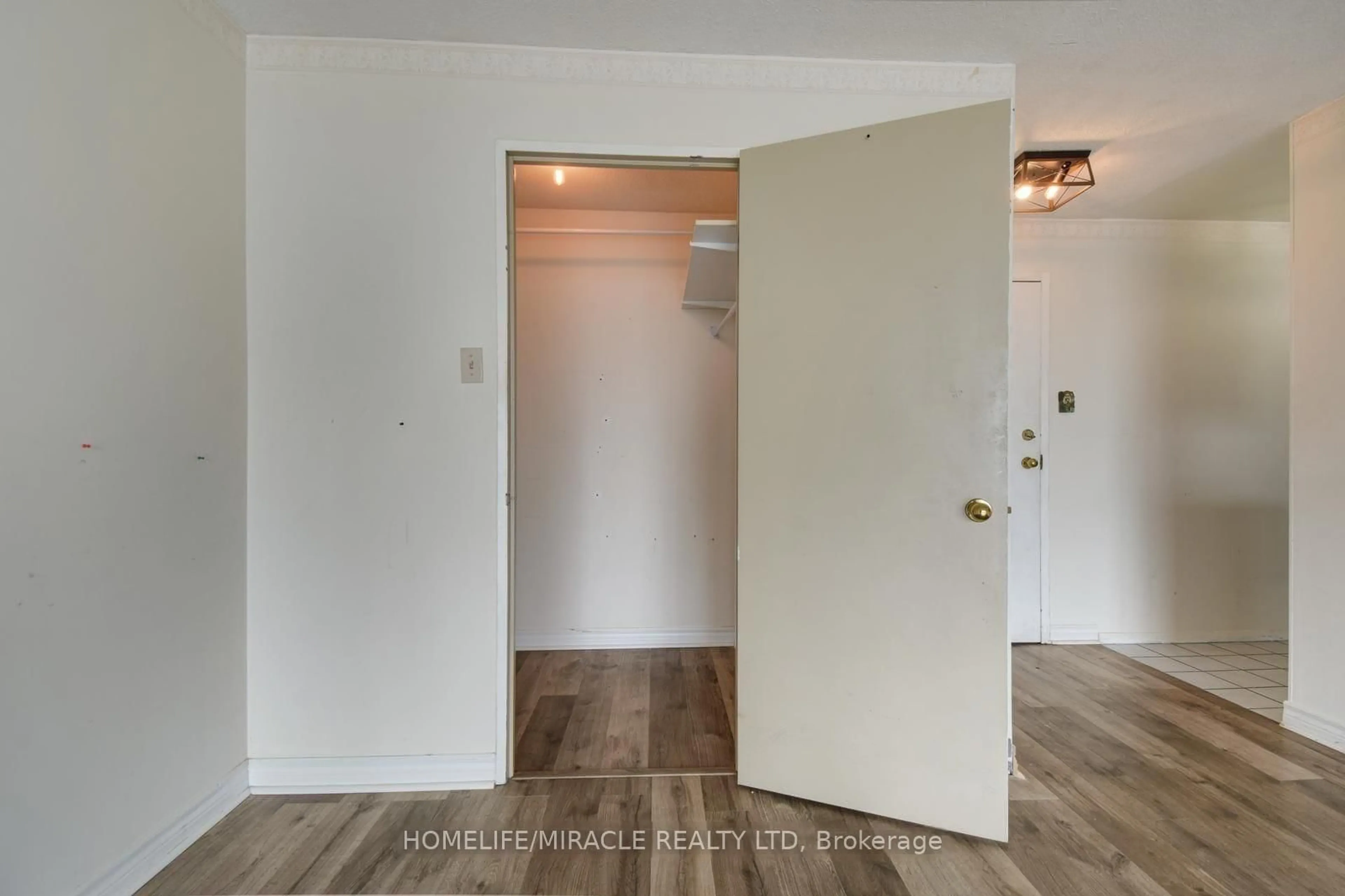 Indoor entryway for 4205 Shipp Dr #1909, Mississauga Ontario L4Z 2Y8