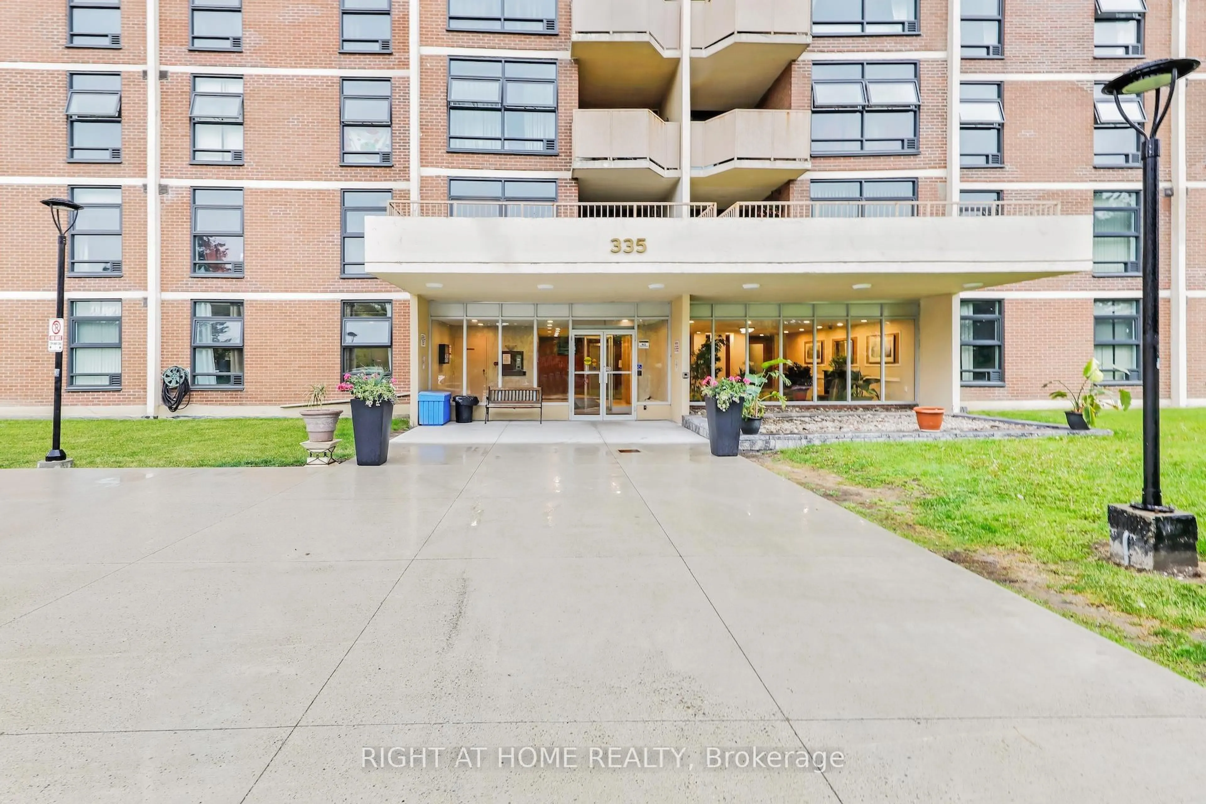 Indoor foyer for 335 Driftwood Ave #701, Toronto Ontario M3N 2P3