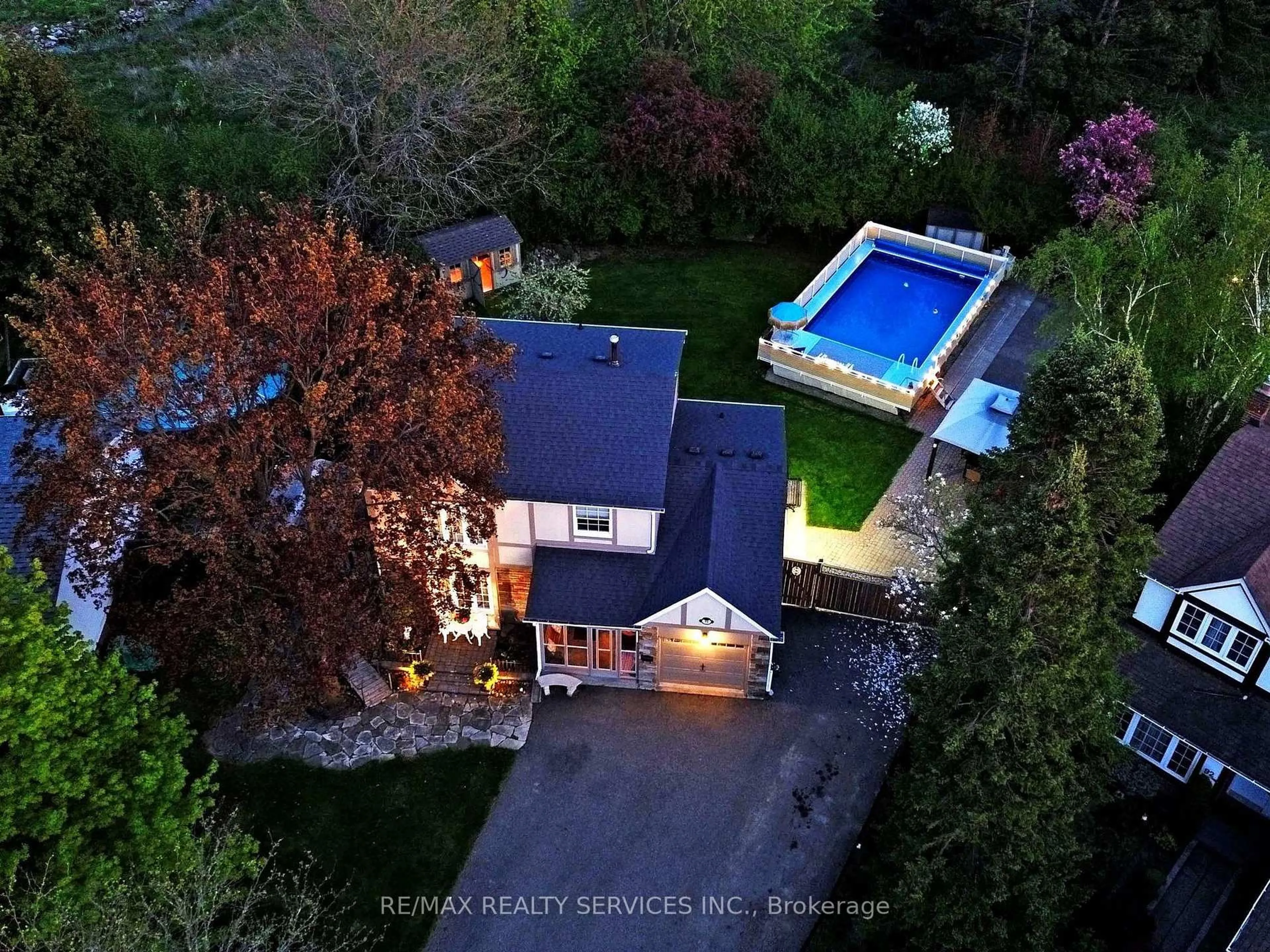 A pic from outside/outdoor area/front of a property/back of a property/a pic from drone, unknown for 90 Jill Cres, Brampton Ontario L6S 3J2