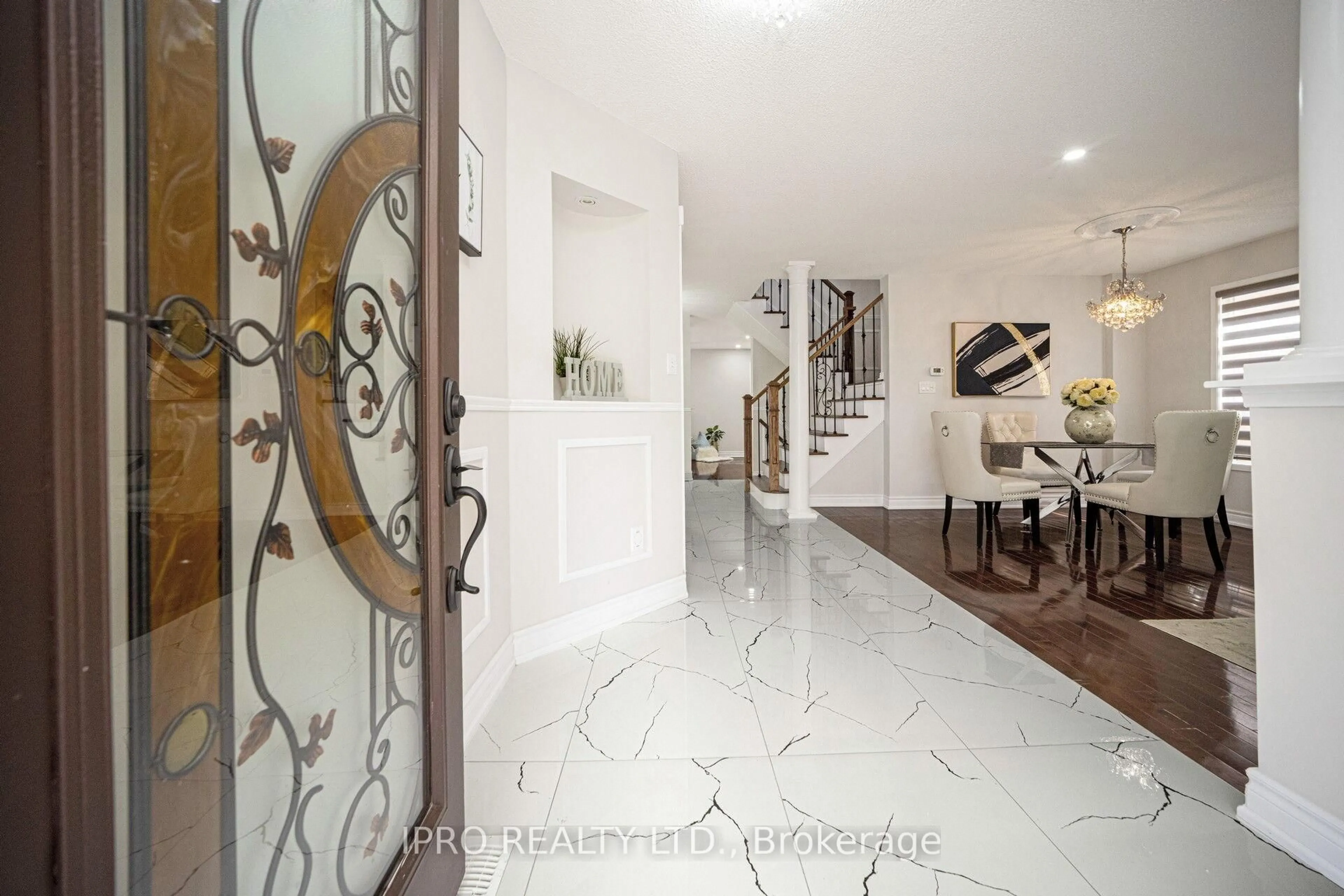 Indoor foyer for 21 Sandway Dr, Brampton Ontario L7A 2T9