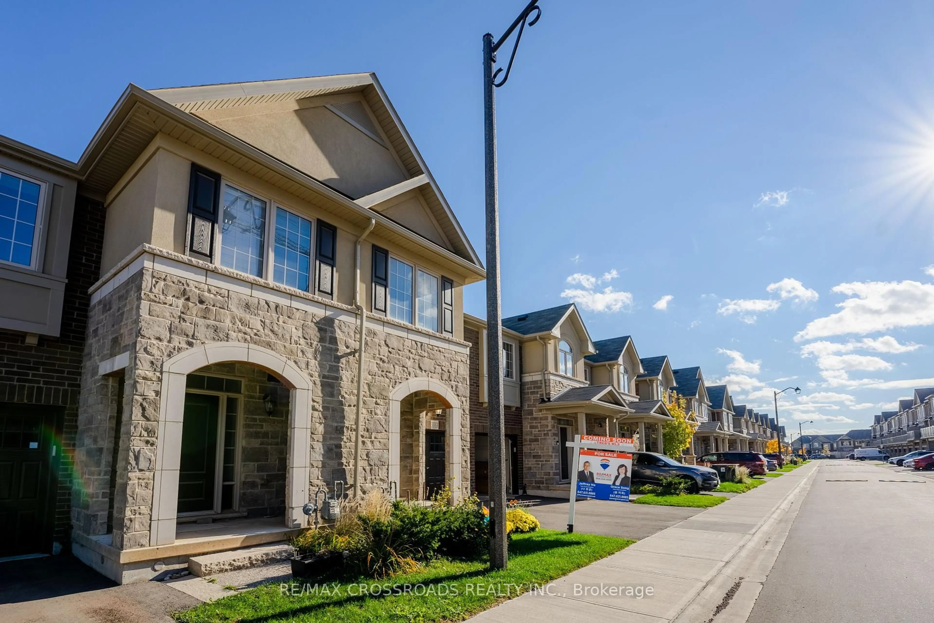 Home with brick exterior material, street for 3333 Mockingbird Common, Oakville Ontario L6H 0X1