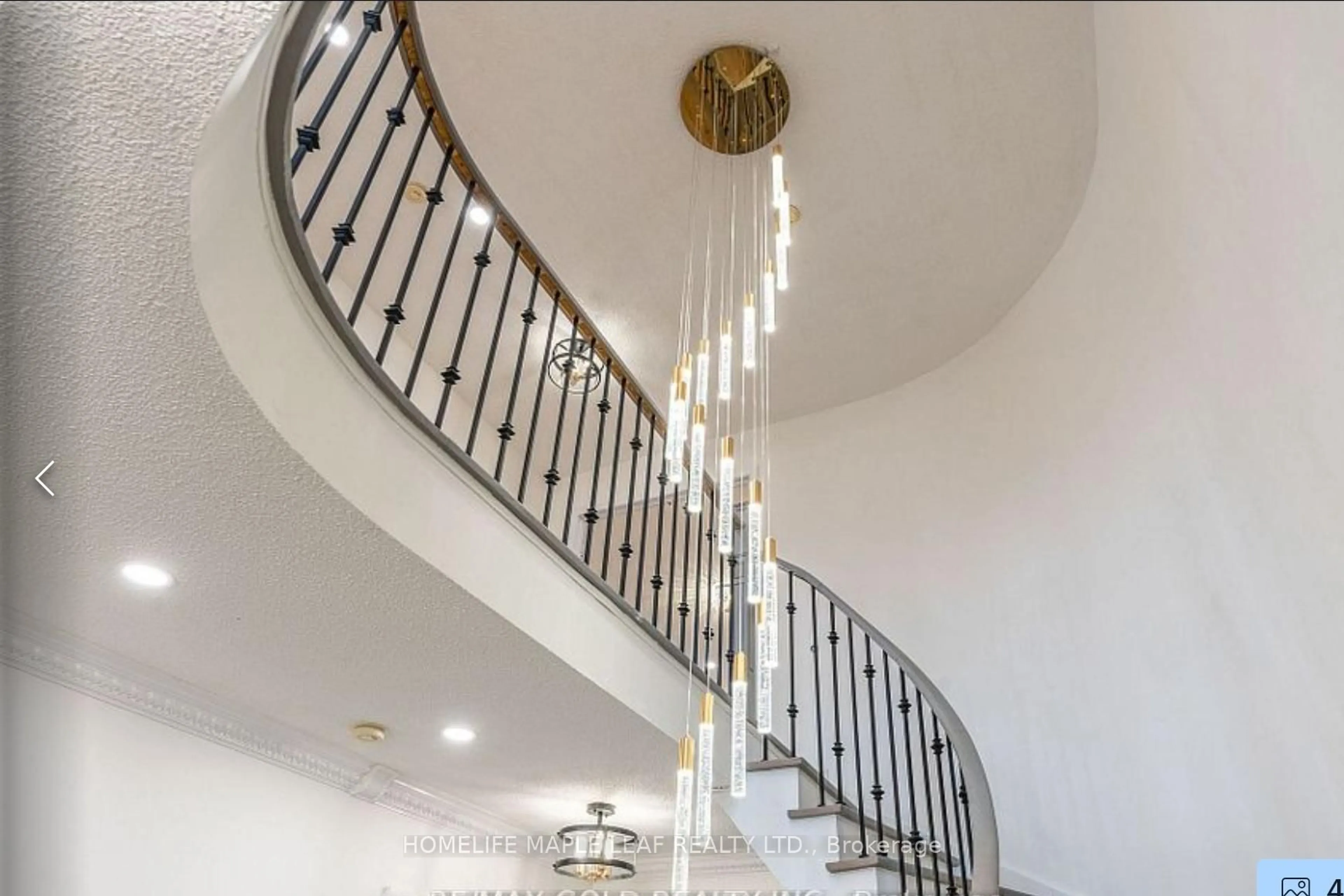 Indoor foyer for 165 Bristol Rd, Mississauga Ontario L4Z 3V3