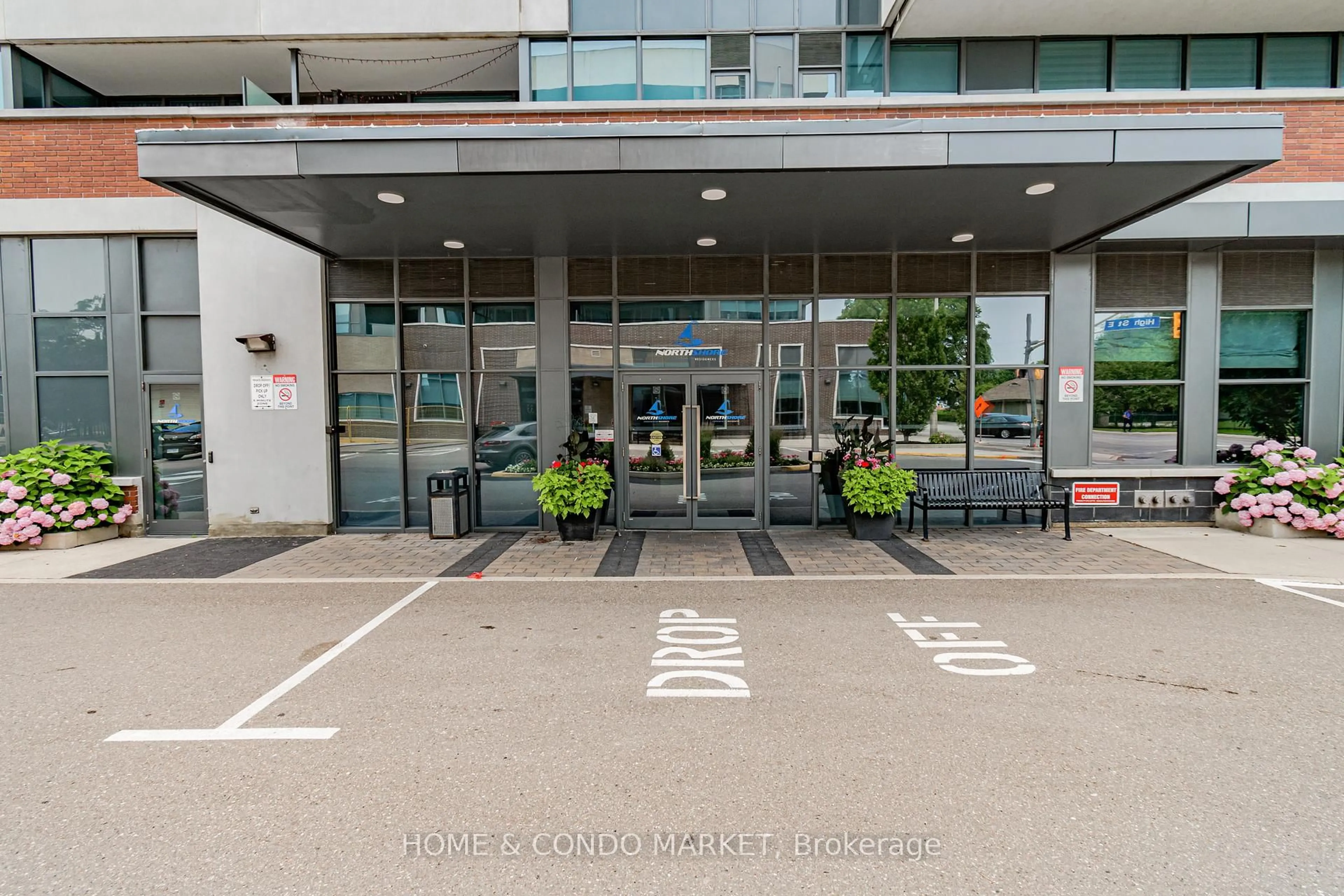 Indoor foyer for 1 Hurontario St #315, Mississauga Ontario L5G 0A3