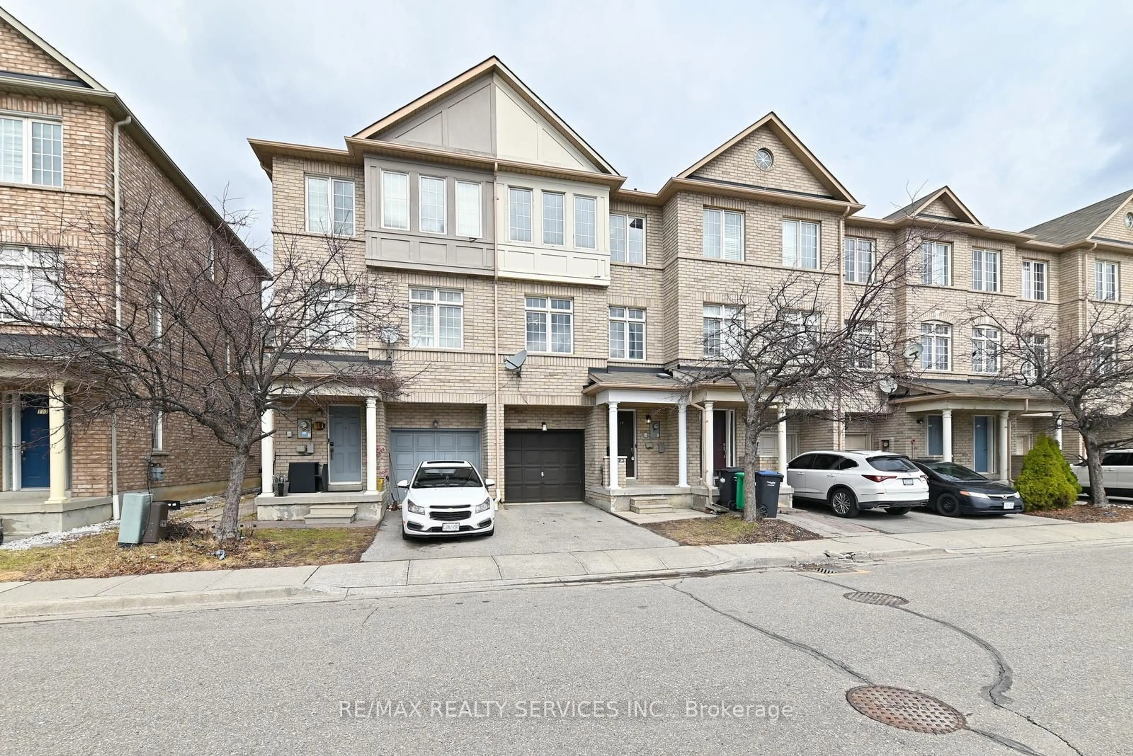 A pic from outside/outdoor area/front of a property/back of a property/a pic from drone, street for 7035 Rexwood Rd #109, Mississauga Ontario L4T 4M7
