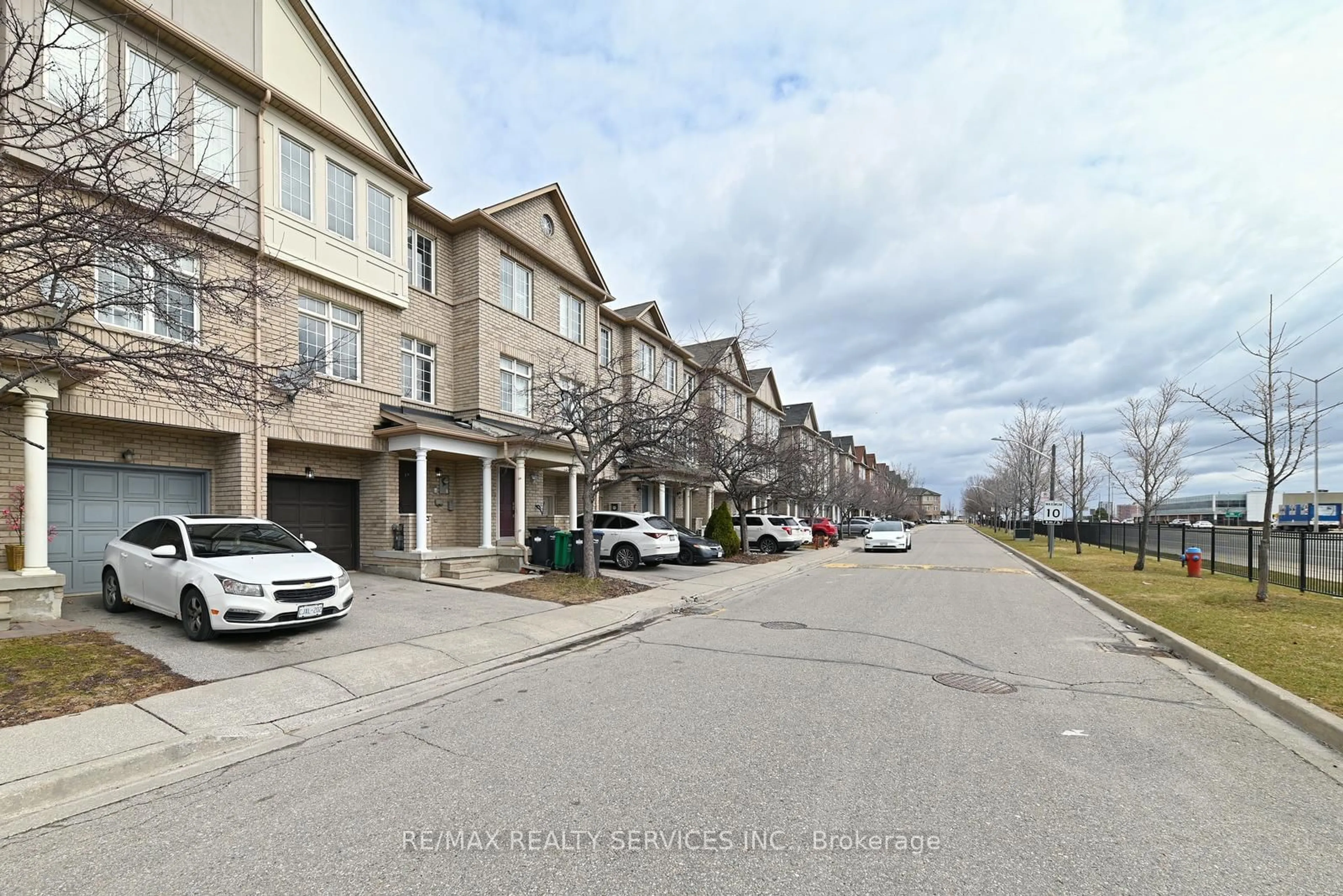A pic from outside/outdoor area/front of a property/back of a property/a pic from drone, street for 7035 Rexwood Rd #109, Mississauga Ontario L4T 4M7
