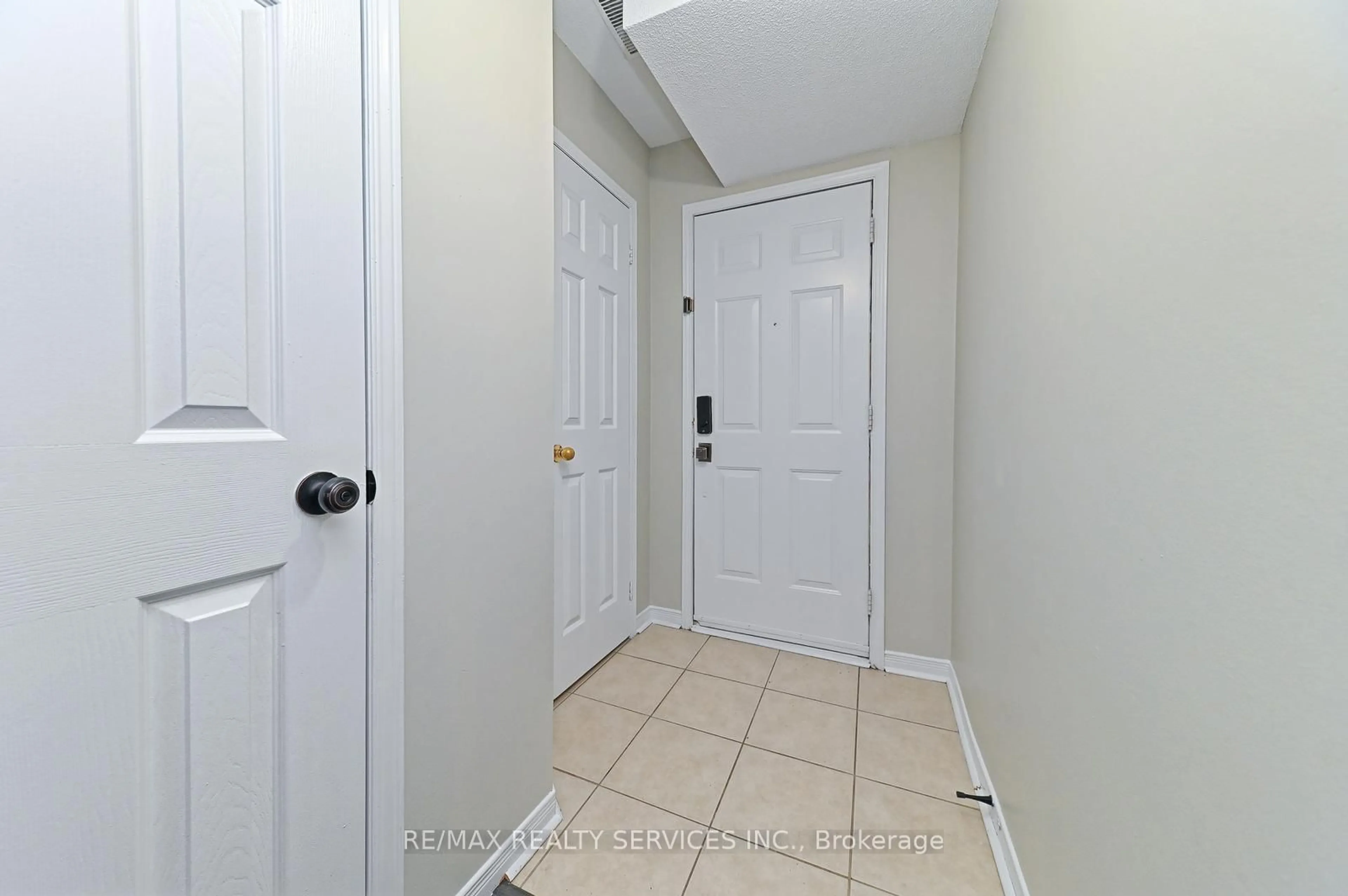 Indoor entryway for 7035 Rexwood Rd #109, Mississauga Ontario L4T 4M7