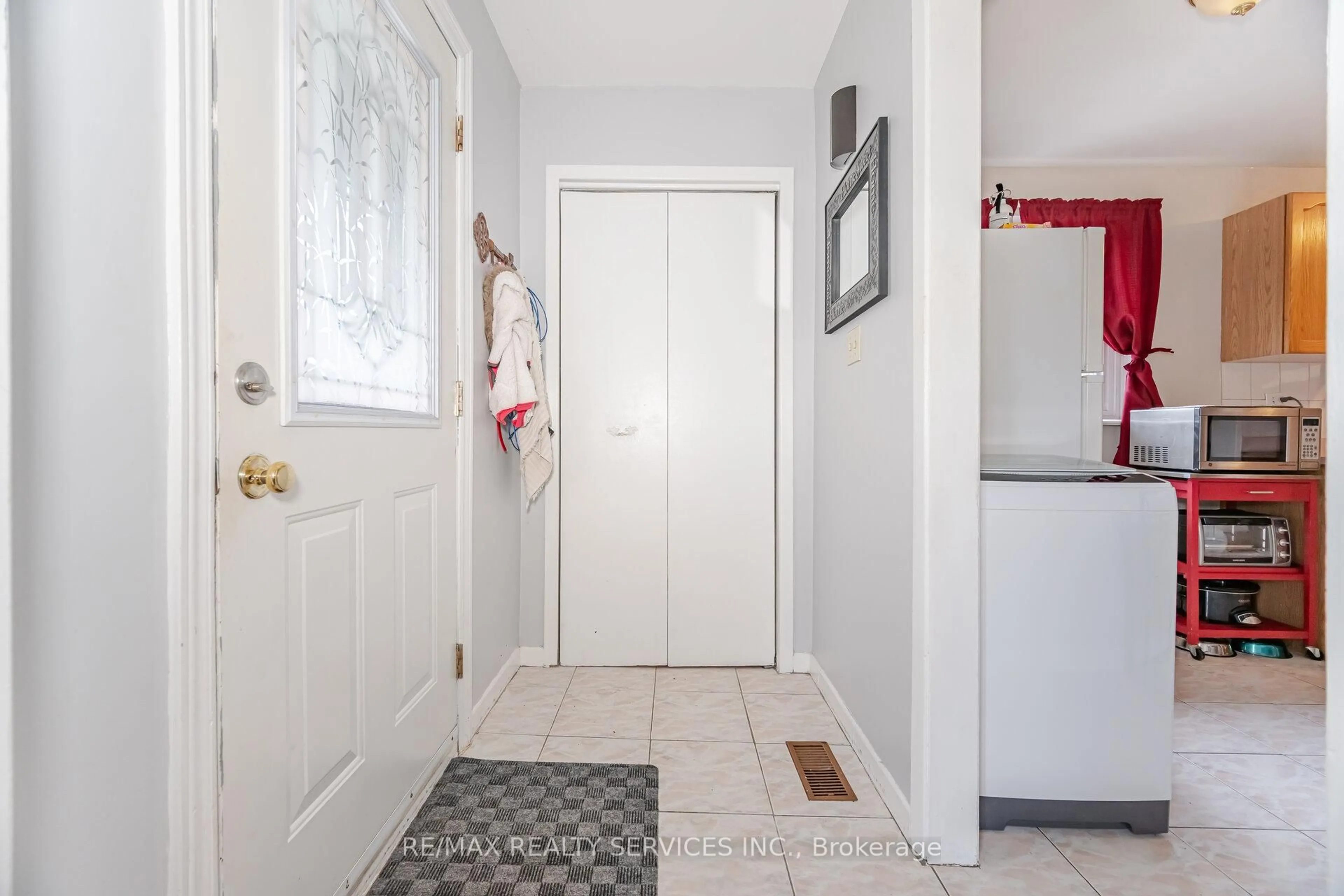 Indoor entryway for 25 Edenridge Dr, Brampton Ontario L6T 3A9