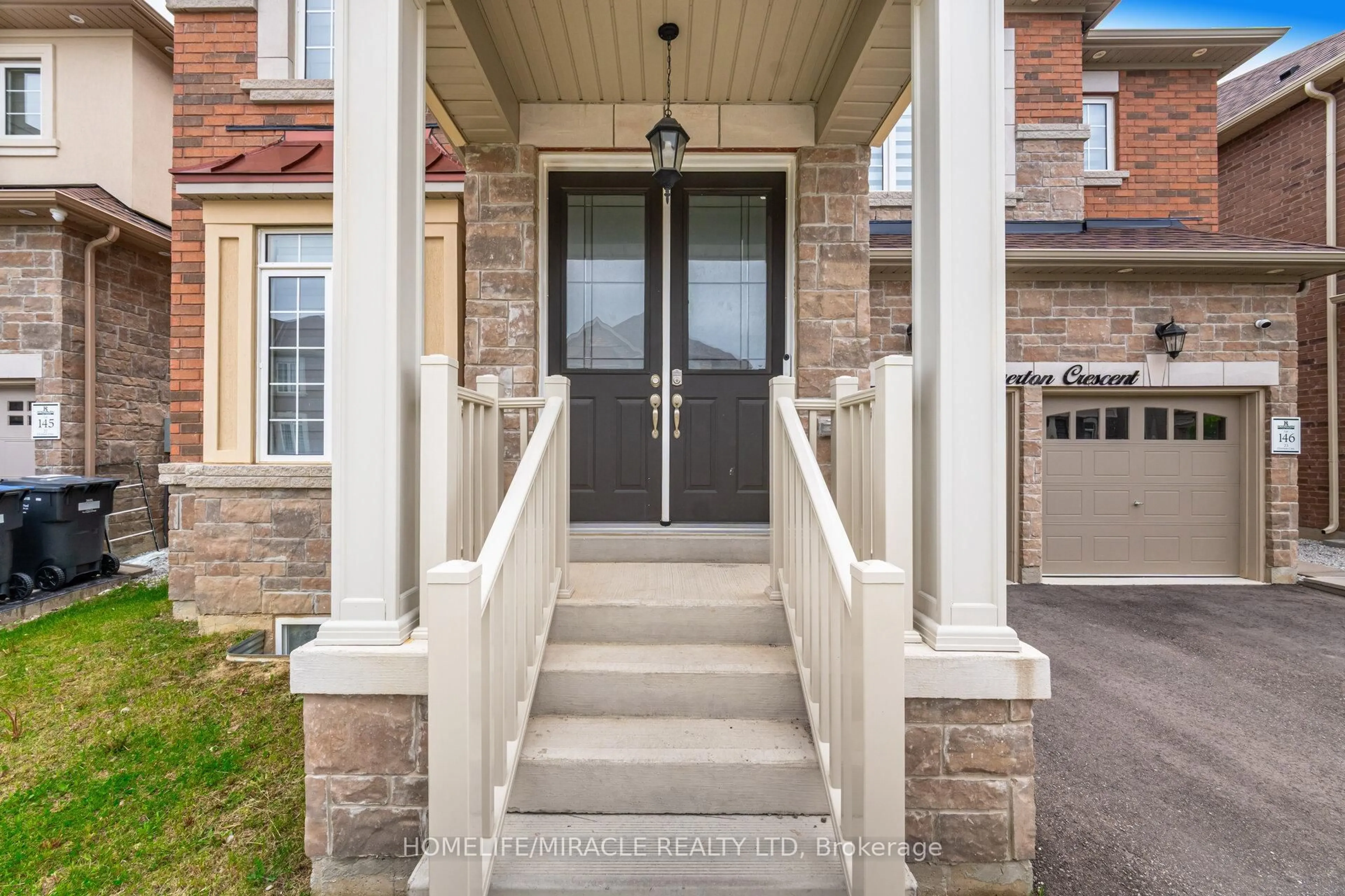 Indoor entryway for 23 Elverton Cres, Brampton Ontario L7A 4Z4