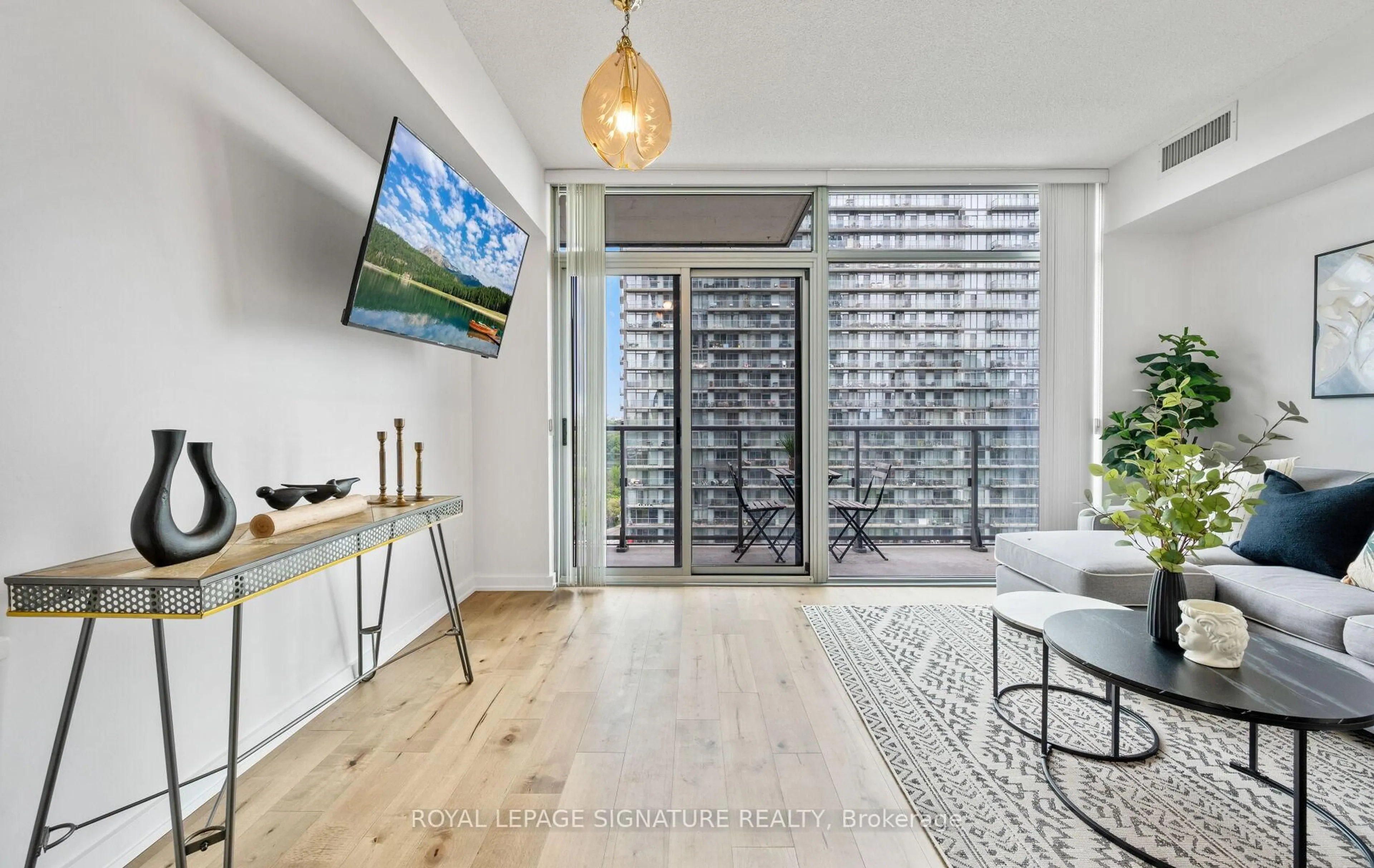 Indoor entryway for 105 The Queensway N/A #1813, Toronto Ontario M6S 5B5
