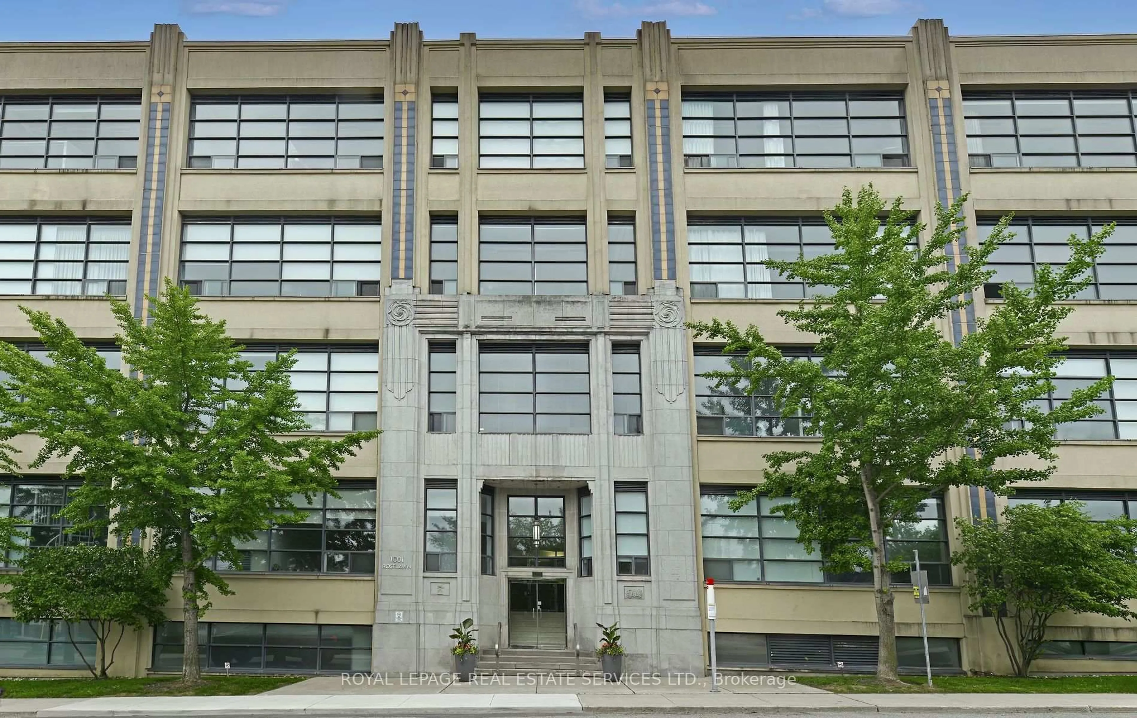Indoor foyer for 1001 Roselawn Ave #205, Toronto Ontario M6B 4M4