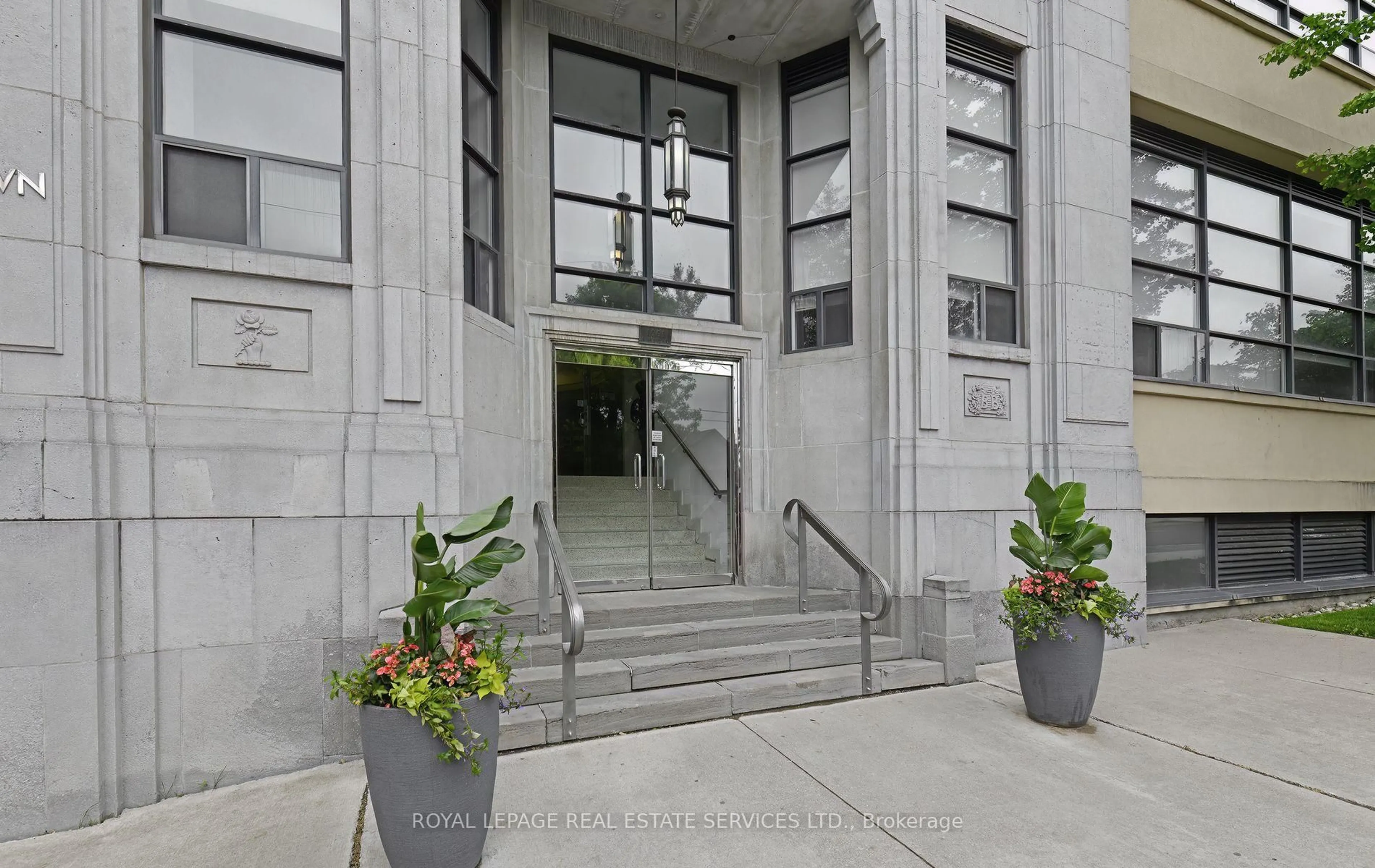 Indoor foyer for 1001 Roselawn Ave #205, Toronto Ontario M6B 4M4