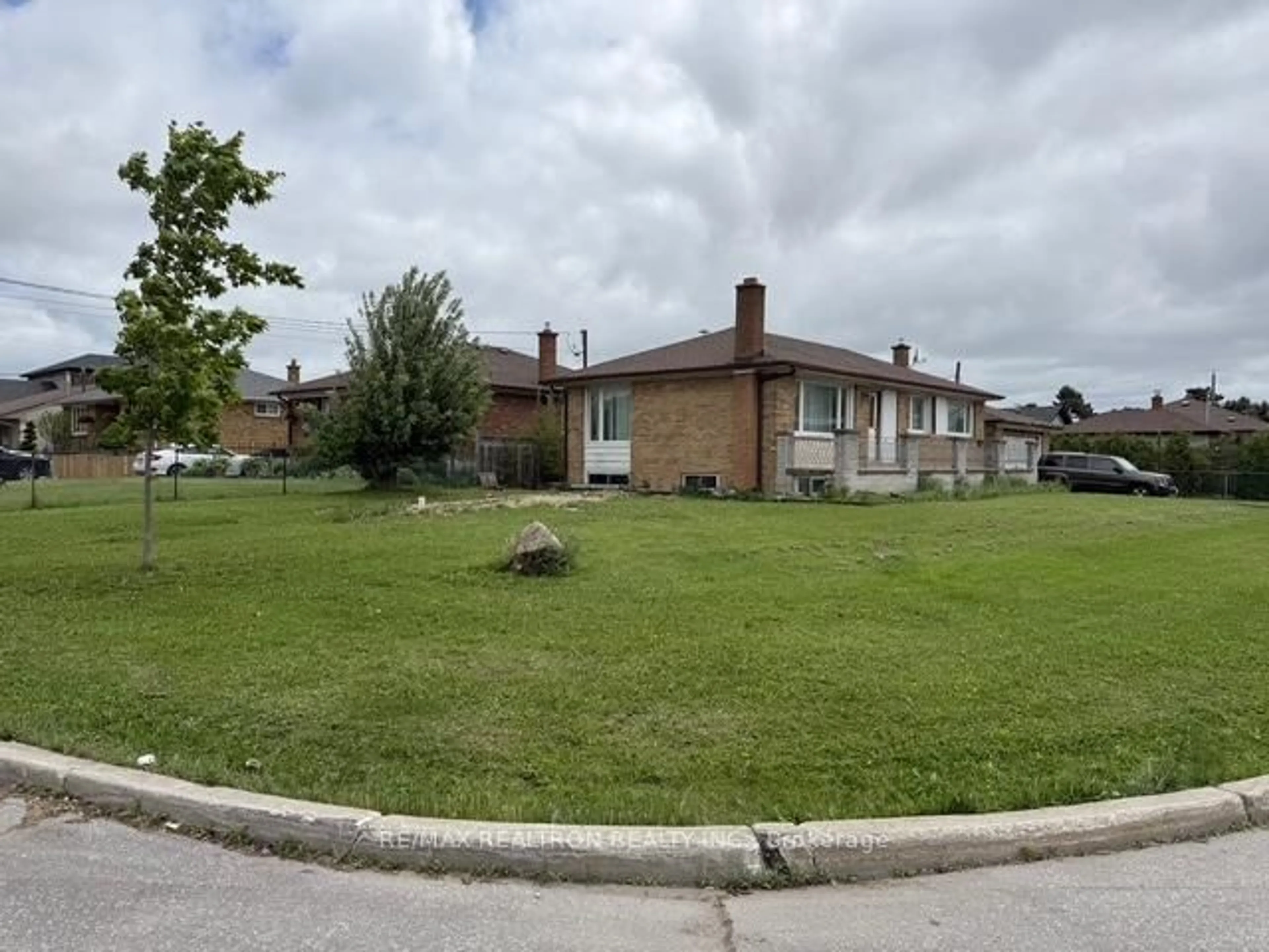A pic from outside/outdoor area/front of a property/back of a property/a pic from drone, street for 1 Deverell Cres, Toronto Ontario M3K 1C7
