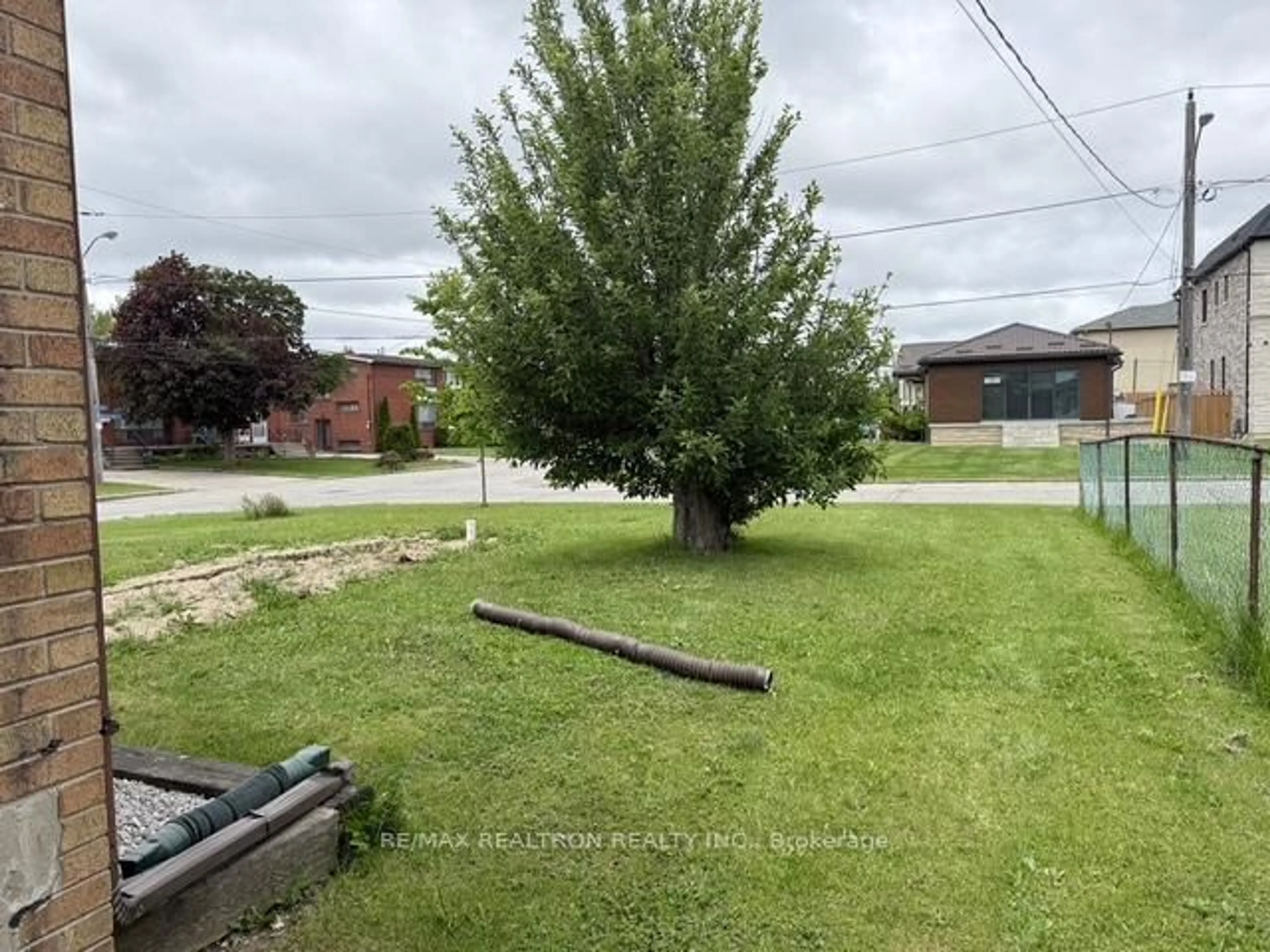 A pic from outside/outdoor area/front of a property/back of a property/a pic from drone, street for 1 Deverell Cres, Toronto Ontario M3K 1C7