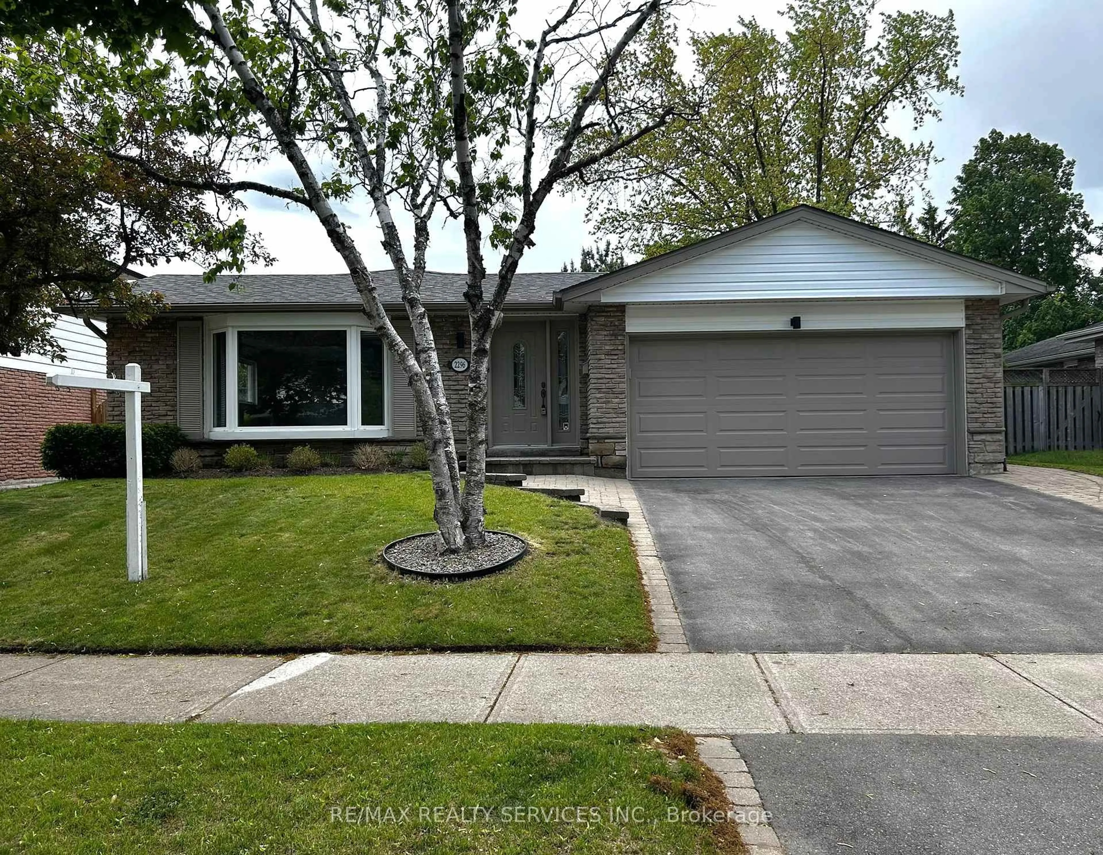 Home with vinyl exterior material, street for 2296 Devon Rd, Oakville Ontario L6J 5R4