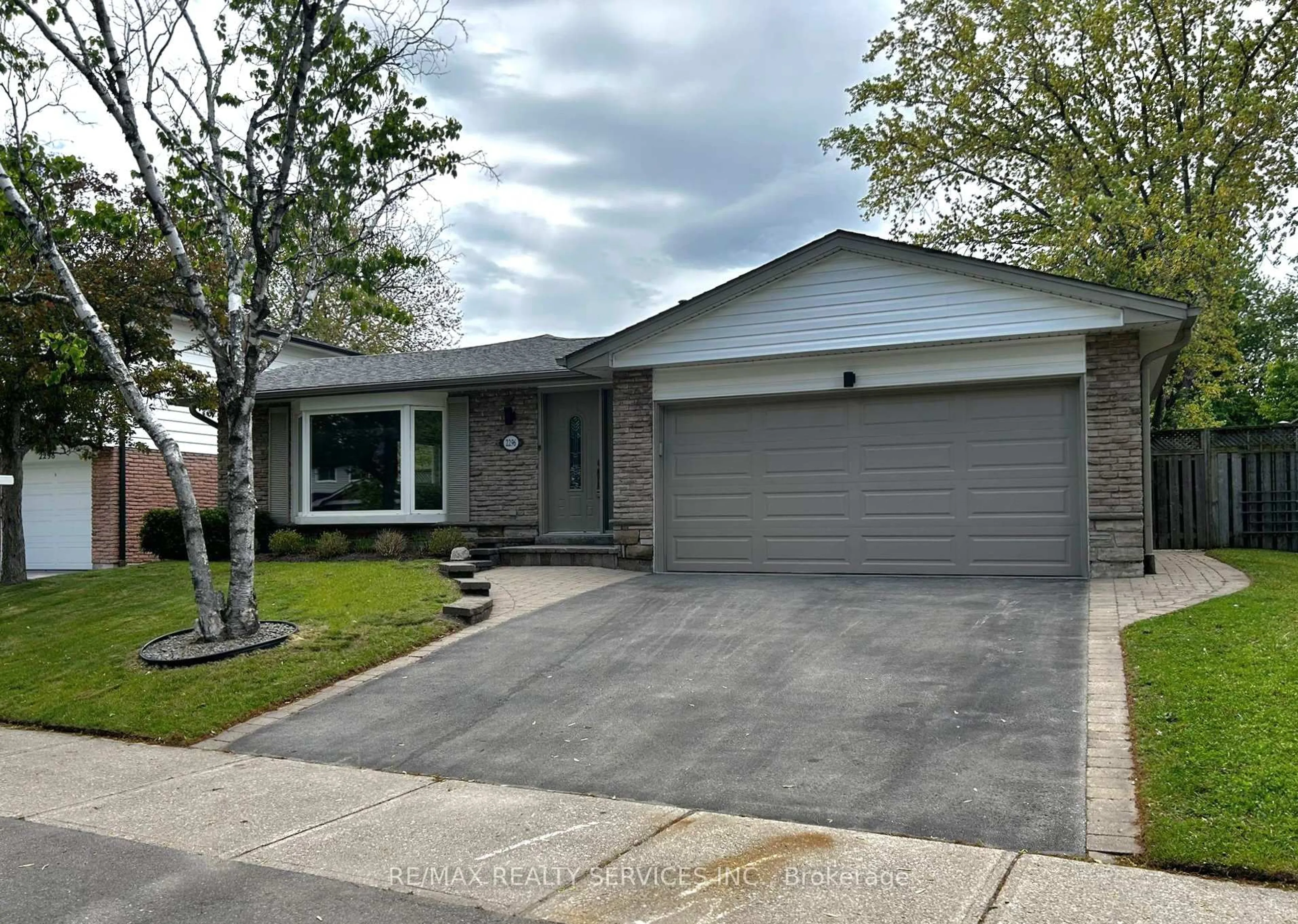 Home with vinyl exterior material, street for 2296 Devon Rd, Oakville Ontario L6J 5R4
