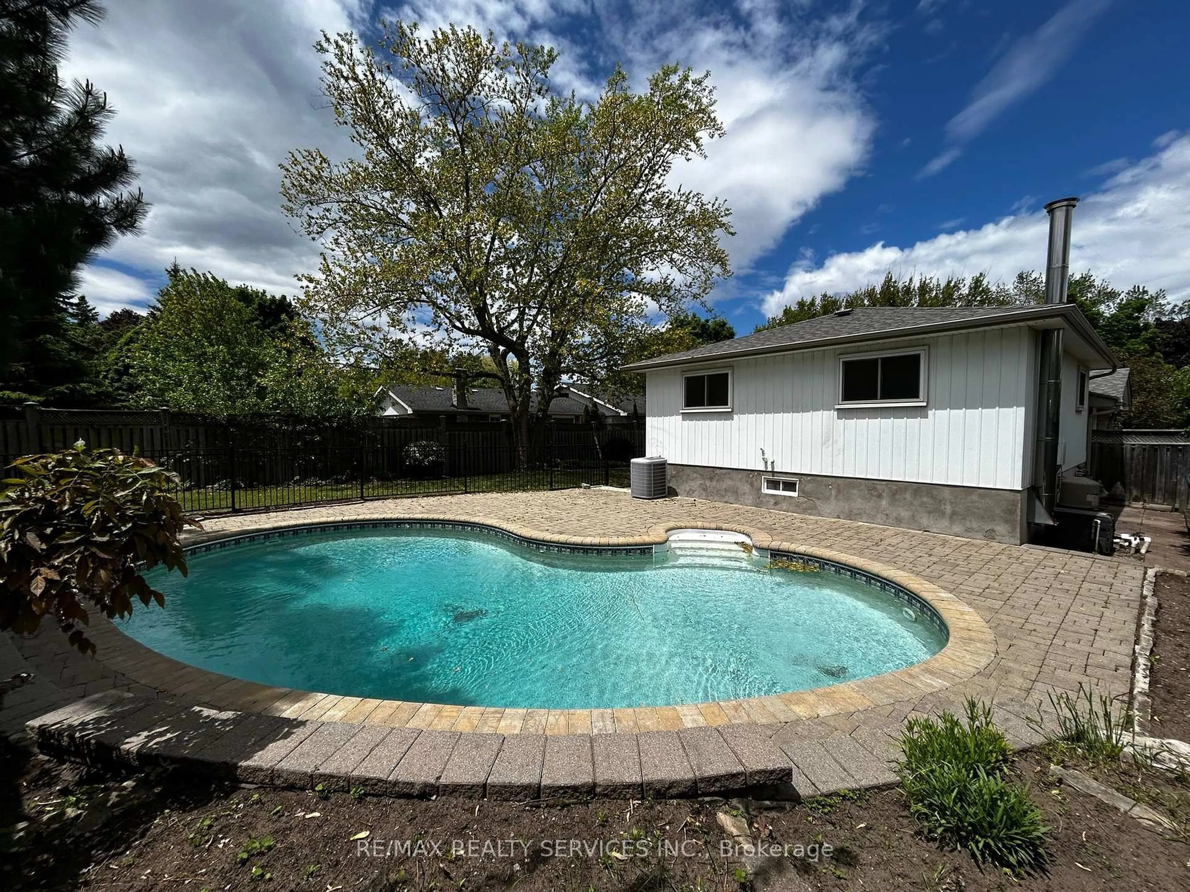 Pool for 2296 Devon Rd, Oakville Ontario L6J 5R4