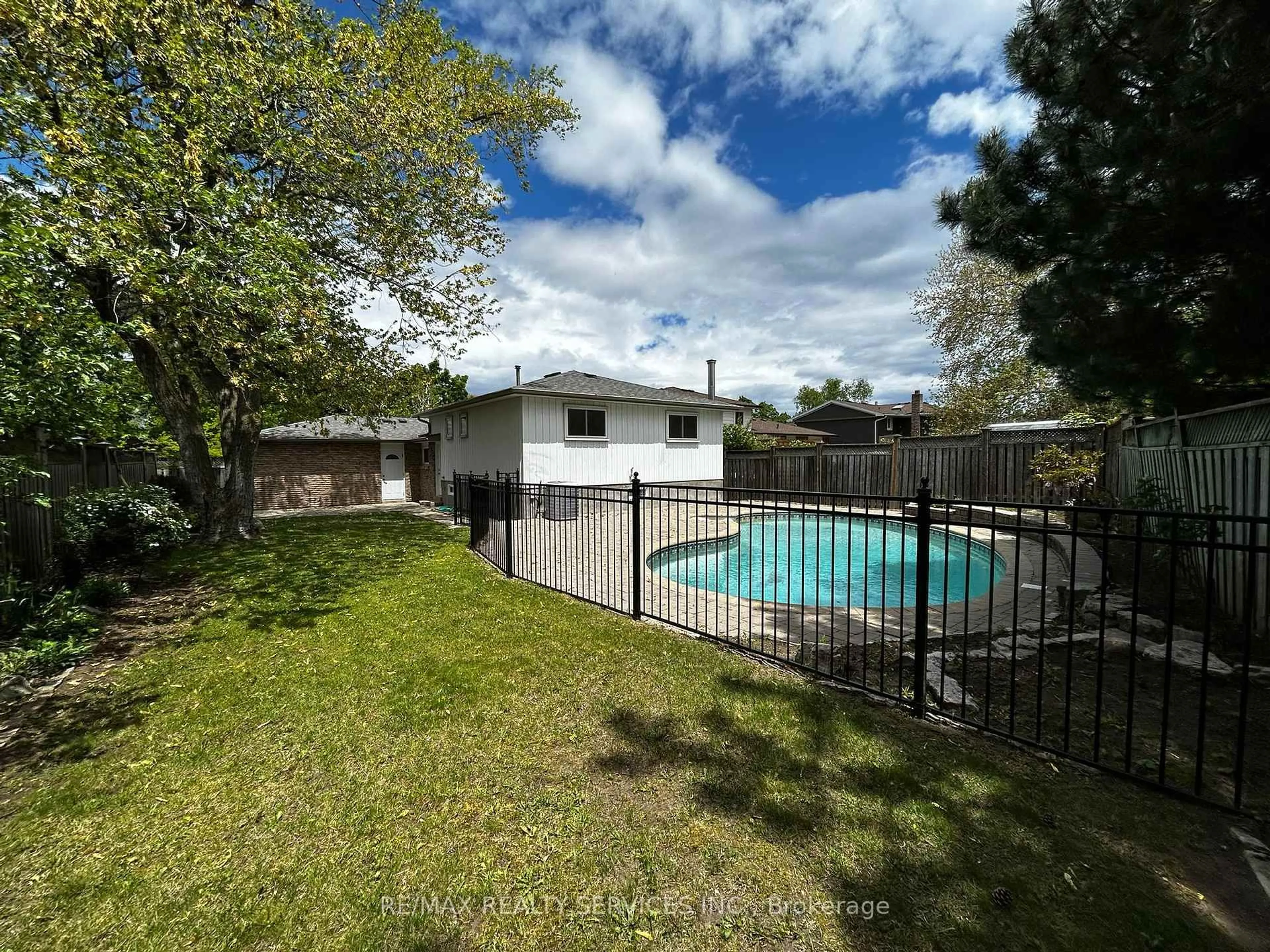 A pic from outside/outdoor area/front of a property/back of a property/a pic from drone, water/lake/river/ocean view for 2296 Devon Rd, Oakville Ontario L6J 5R4
