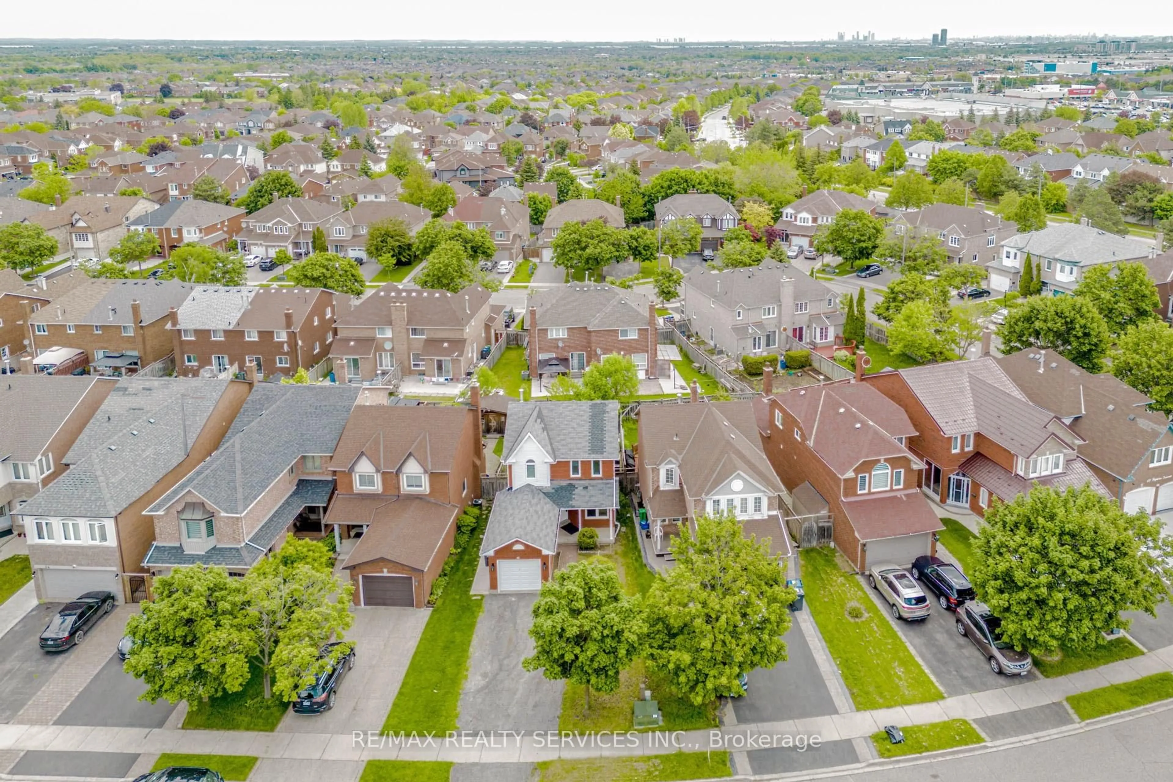 A pic from outside/outdoor area/front of a property/back of a property/a pic from drone, street for 40 Bighorn Cres, Brampton Ontario L6R 1G5