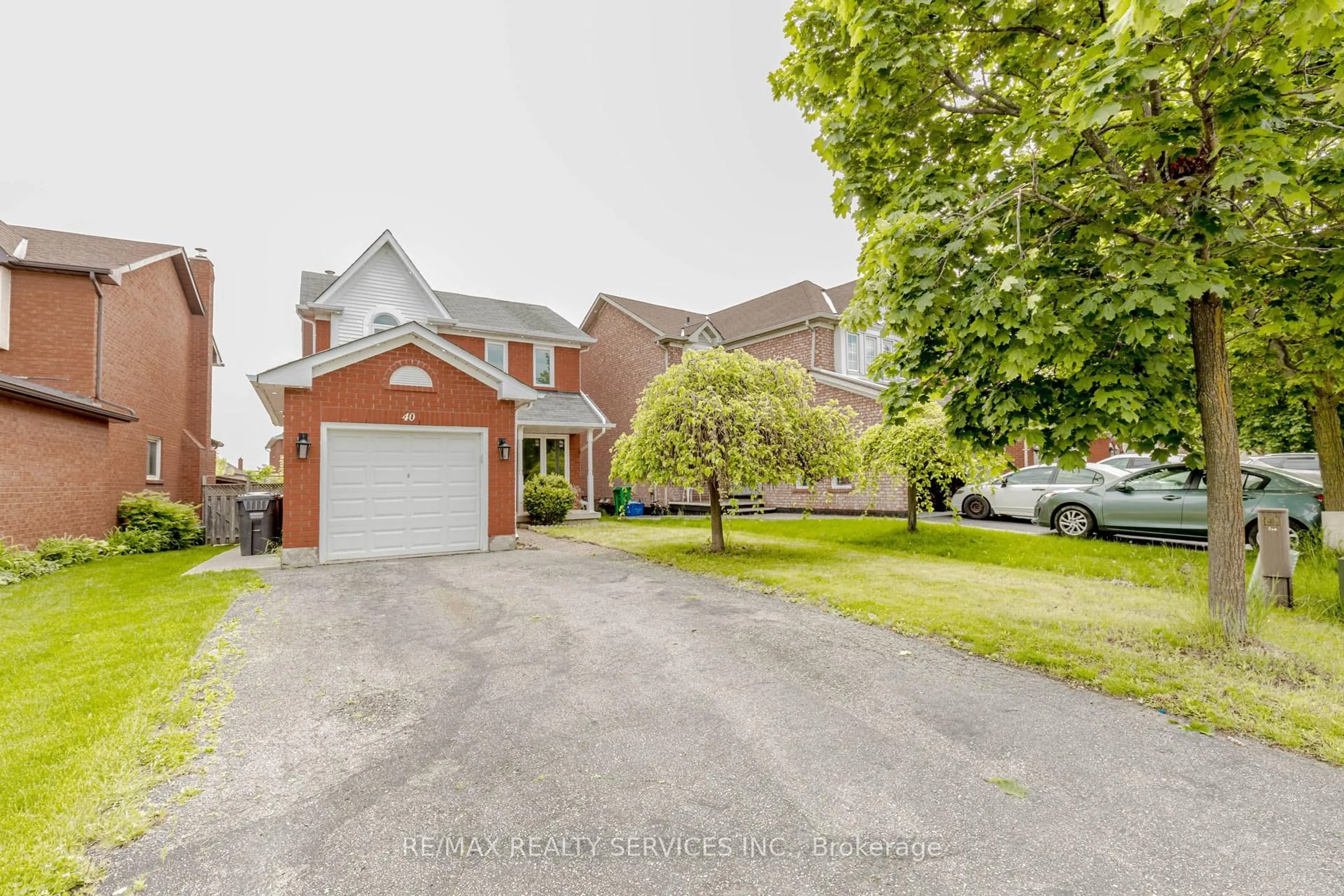 A pic from outside/outdoor area/front of a property/back of a property/a pic from drone, street for 40 Bighorn Cres, Brampton Ontario L6R 1G5
