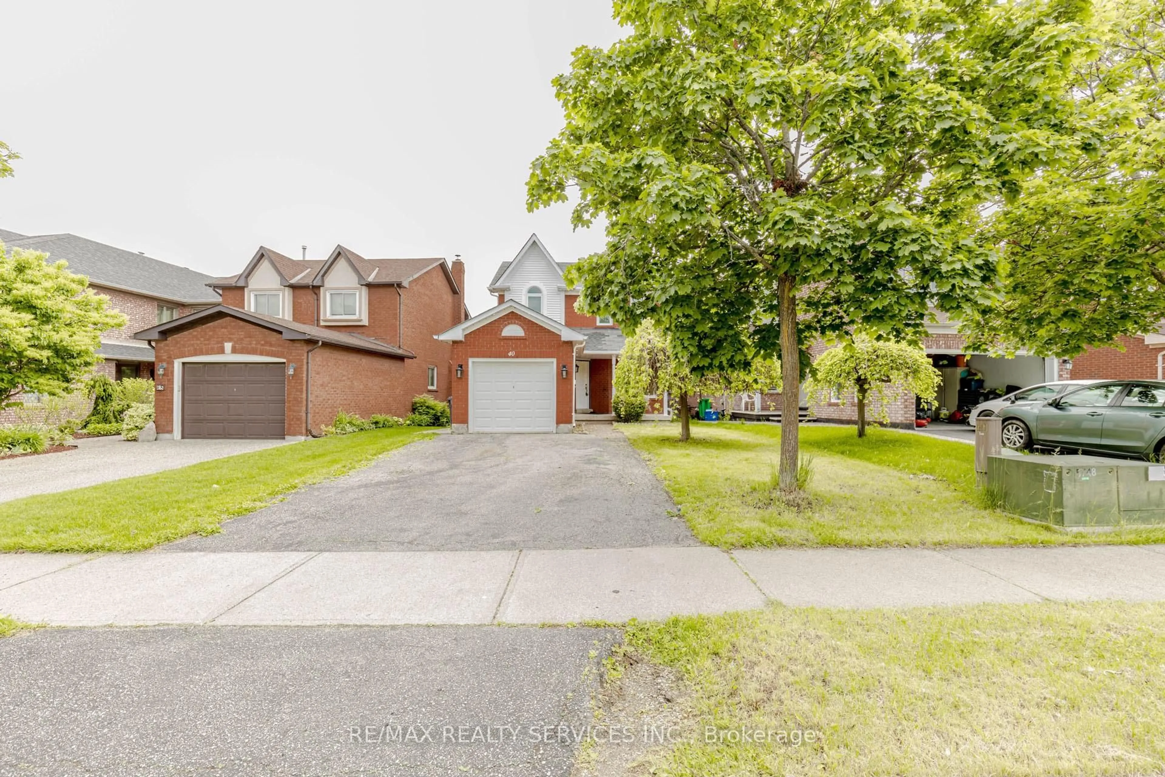 A pic from outside/outdoor area/front of a property/back of a property/a pic from drone, street for 40 Bighorn Cres, Brampton Ontario L6R 1G5
