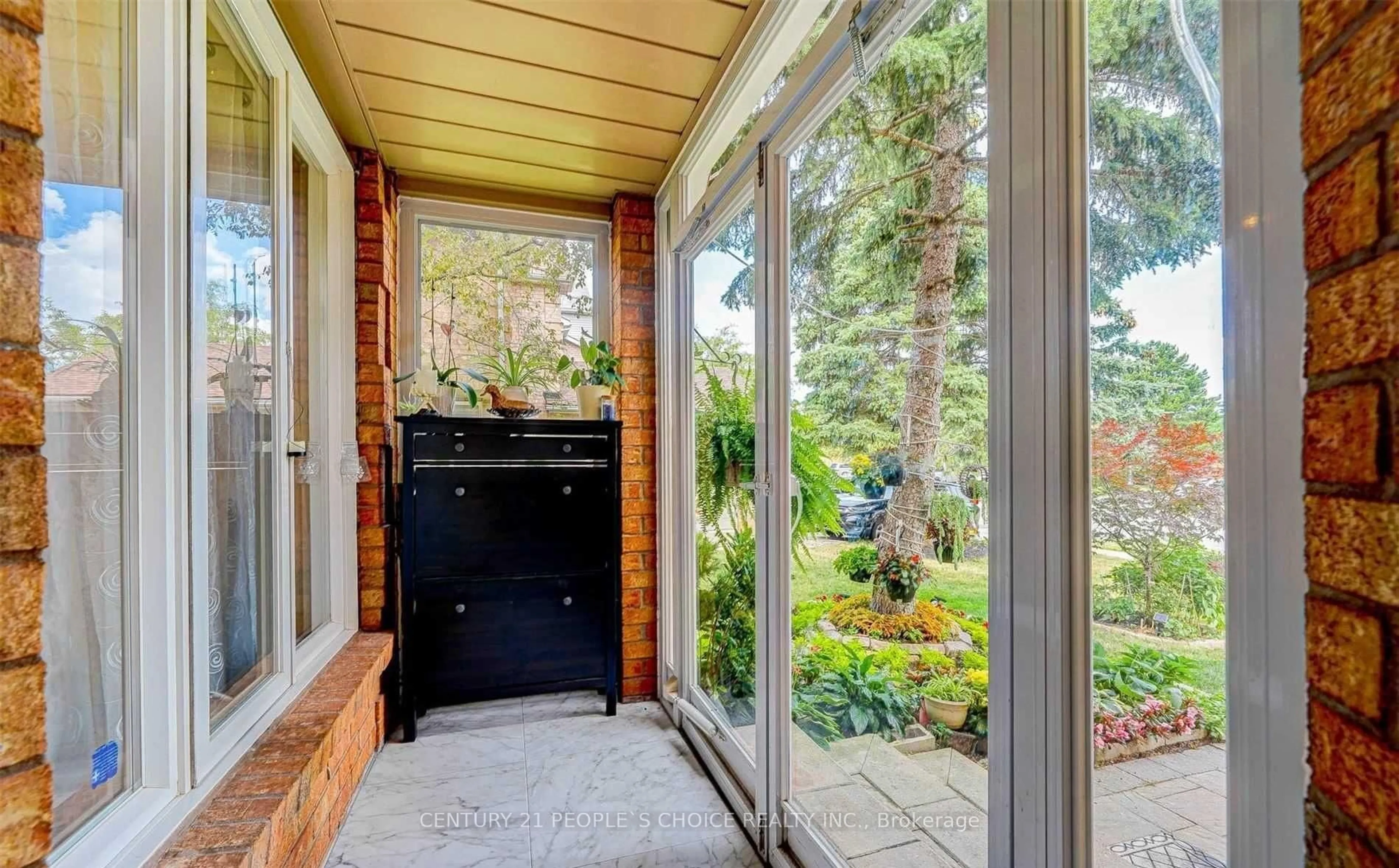 Indoor entryway for 1162 Leewood Dr, Oakville Ontario L6M 3B9