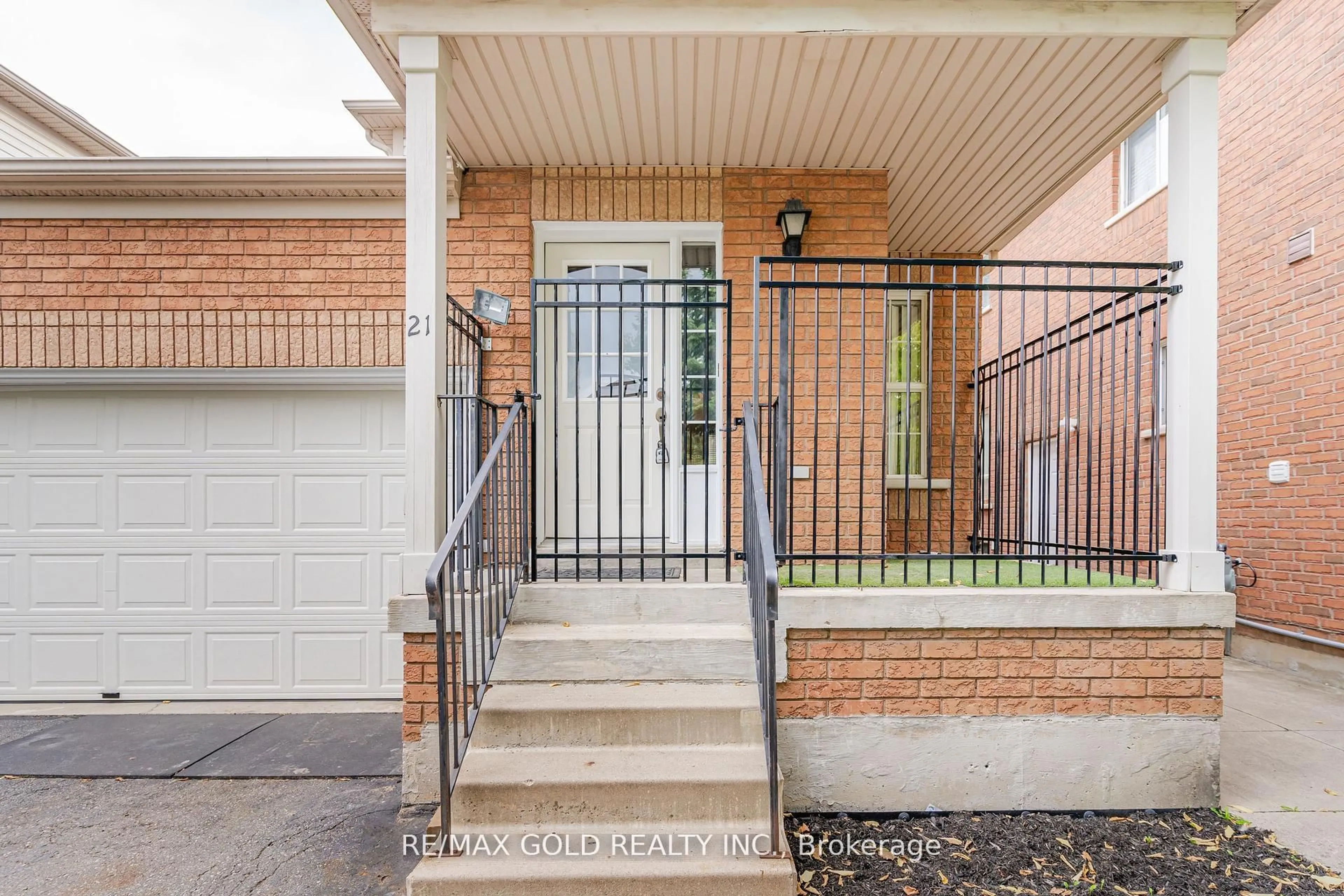 Home with brick exterior material, street for 21 Poplar Plains Rd, Brampton Ontario L7A 1Z5